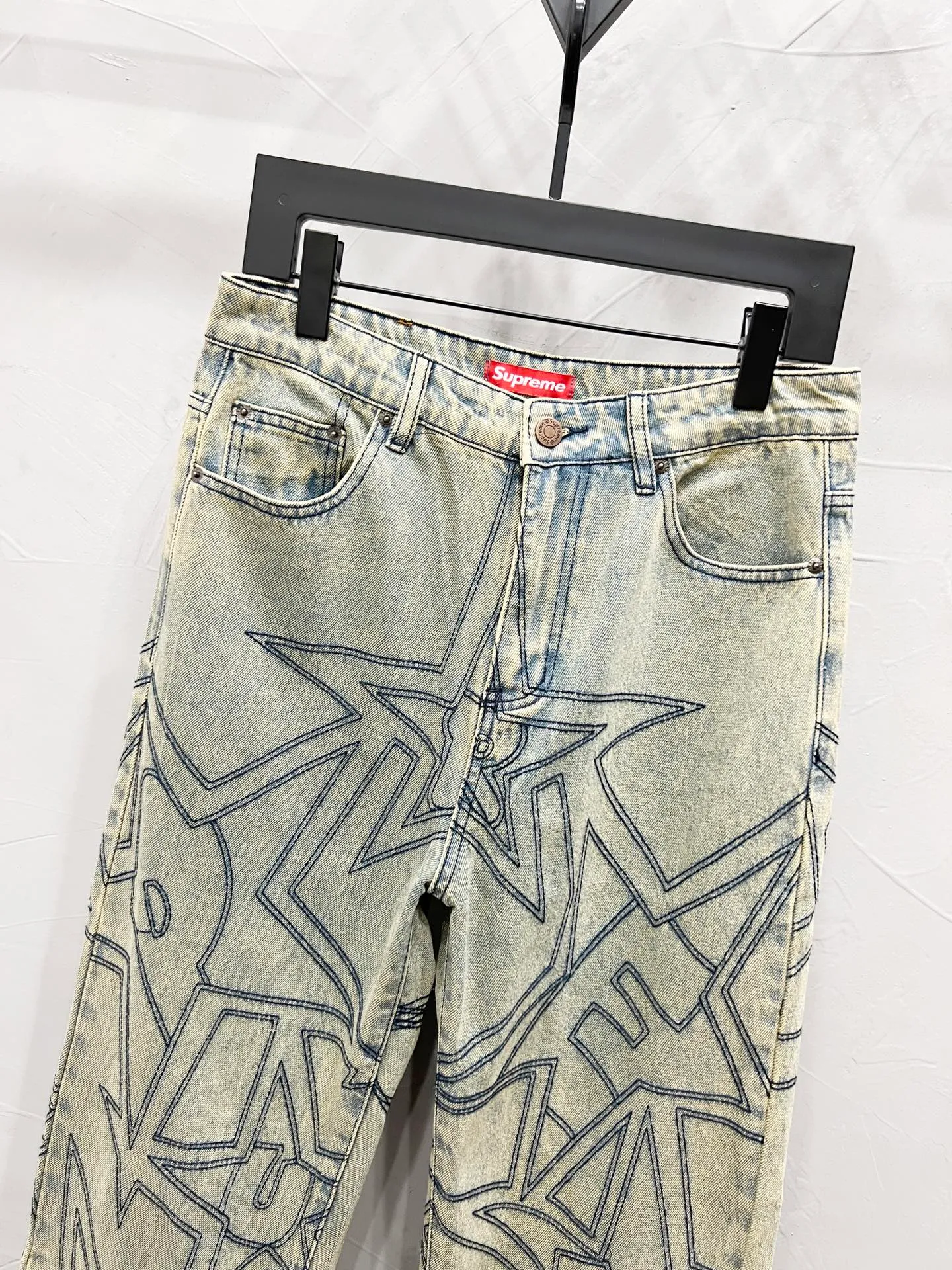 P250 Style number: [M950] Supreme SS25 star topstitch casual loose denim jeans, same style for men and women, top ceiling quality, styles with different wash textures, very friendly to people with thin legs and thick legs, straight and slim fit, very flattering leg shape, timeless moderate length, easy and casual to match, basic styling for various styles, a must-have in the wardrobe! The fabric is stiff but also makes the upper body soft without losing texture. The washing process is even more perfect. It is a must-have item for everyone! ! ! Washed wheat, hang tag, pants label, three labels complete Color: yellow Size: 30, 32, 34, 36