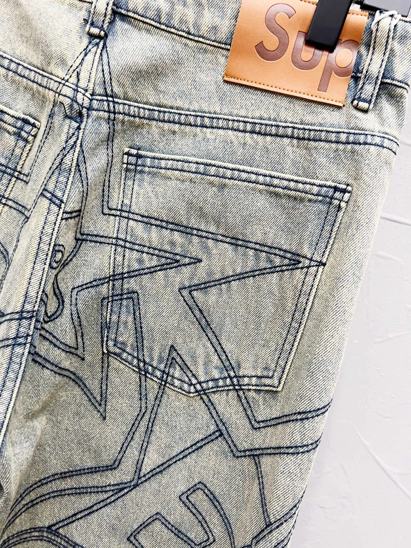 P250 Style number: [M950] Supreme SS25 star topstitch casual loose denim jeans, same style for men and women, top ceiling quality, styles with different wash textures, very friendly to people with thin legs and thick legs, straight and slim fit, very flattering leg shape, timeless moderate length, easy and casual to match, basic styling for various styles, a must-have in the wardrobe! The fabric is stiff but also makes the upper body soft without losing texture. The washing process is even more perfect. It is a must-have item for everyone! ! ! Washed wheat, hang tag, pants label, three labels complete Color: yellow Size: 30, 32, 34, 36