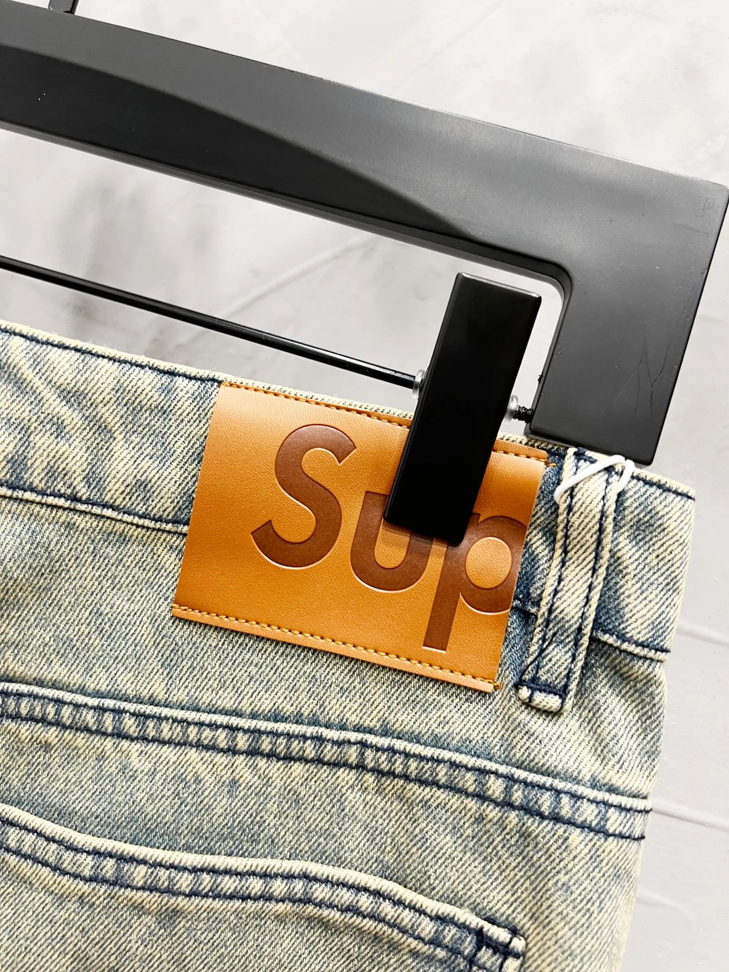 P250 Style number: [M950] Supreme SS25 star topstitch casual loose denim jeans, same style for men and women, top ceiling quality, styles with different wash textures, very friendly to people with thin legs and thick legs, straight and slim fit, very flattering leg shape, timeless moderate length, easy and casual to match, basic styling for various styles, a must-have in the wardrobe! The fabric is stiff but also makes the upper body soft without losing texture. The washing process is even more perfect. It is a must-have item for everyone! ! ! Washed wheat, hang tag, pants label, three labels complete Color: yellow Size: 30, 32, 34, 36