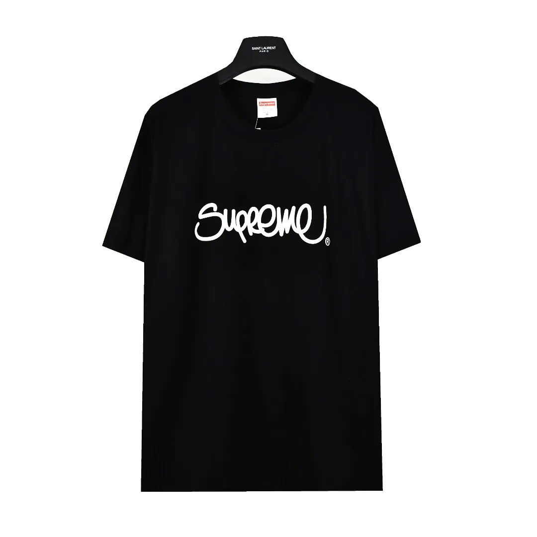 🅿️120 S72 top version Supreme 22ss Handstyle tee graffiti cursive letter LOGO short-sleeved T-shirt. For those of us who focus on top-level Sup products, this short-sleeved one is naturally available. It adopts cylindrical seamless technology (original technology, there are no stitching bones on the side of the clothes, the key point of identification) The fabrics are all custom-woven and dyed, 280g weight, 100% cotton, cylindrical fabric. Cylindrical fabric is a knitted fabric woven with a cylinder loom. The needles are distributed in a cylindrical shape on the fuselage. The gray fabric is a large cylinder, which needs to be opened and shaped before further use. There is no slit on the side of the clothes, so there is no washing label on the side of ordinary short-sleeves. There is only one collar label behind the neck. The printing is printed with thermosetting ink, also known as plastic. Ink, or self-adhesive ink, contains ingredients: mainly composed of polyvinyl chloride (PVC) and phthalates. PVC and phthalates, fixing agents, stabilizers, and thickeners are mixed to form a thermal ink. Solid ink is not the digital direct printing advertised on the market. The printing texture of thermoset ink is something that digital direct printing cannot achieve. The collar label has a watermark anti-counterfeiting effect, a real anti-counterfeiting layer, a probability of passing the version, and a high probability of passing the original packaging picture. Size：S-XL