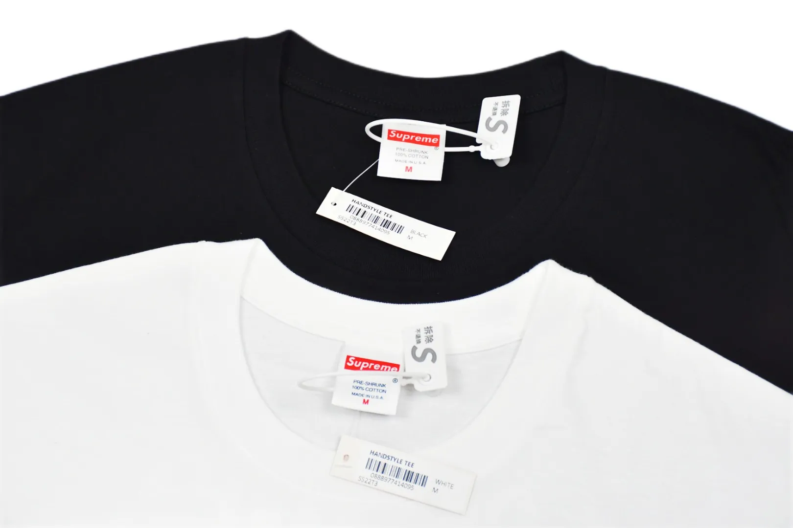 🅿️120 S72 top version Supreme 22ss Handstyle tee graffiti cursive letter LOGO short-sleeved T-shirt. For those of us who focus on top-level Sup products, this short-sleeved one is naturally available. It adopts cylindrical seamless technology (original technology, there are no stitching bones on the side of the clothes, the key point of identification) The fabrics are all custom-woven and dyed, 280g weight, 100% cotton, cylindrical fabric. Cylindrical fabric is a knitted fabric woven with a cylinder loom. The needles are distributed in a cylindrical shape on the fuselage. The gray fabric is a large cylinder, which needs to be opened and shaped before further use. There is no slit on the side of the clothes, so there is no washing label on the side of ordinary short-sleeves. There is only one collar label behind the neck. The printing is printed with thermosetting ink, also known as plastic. Ink, or self-adhesive ink, contains ingredients: mainly composed of polyvinyl chloride (PVC) and phthalates. PVC and phthalates, fixing agents, stabilizers, and thickeners are mixed to form a thermal ink. Solid ink is not the digital direct printing advertised on the market. The printing texture of thermoset ink is something that digital direct printing cannot achieve. The collar label has a watermark anti-counterfeiting effect, a real anti-counterfeiting layer, a probability of passing the version, and a high probability of passing the original packaging picture. Size：S-XL