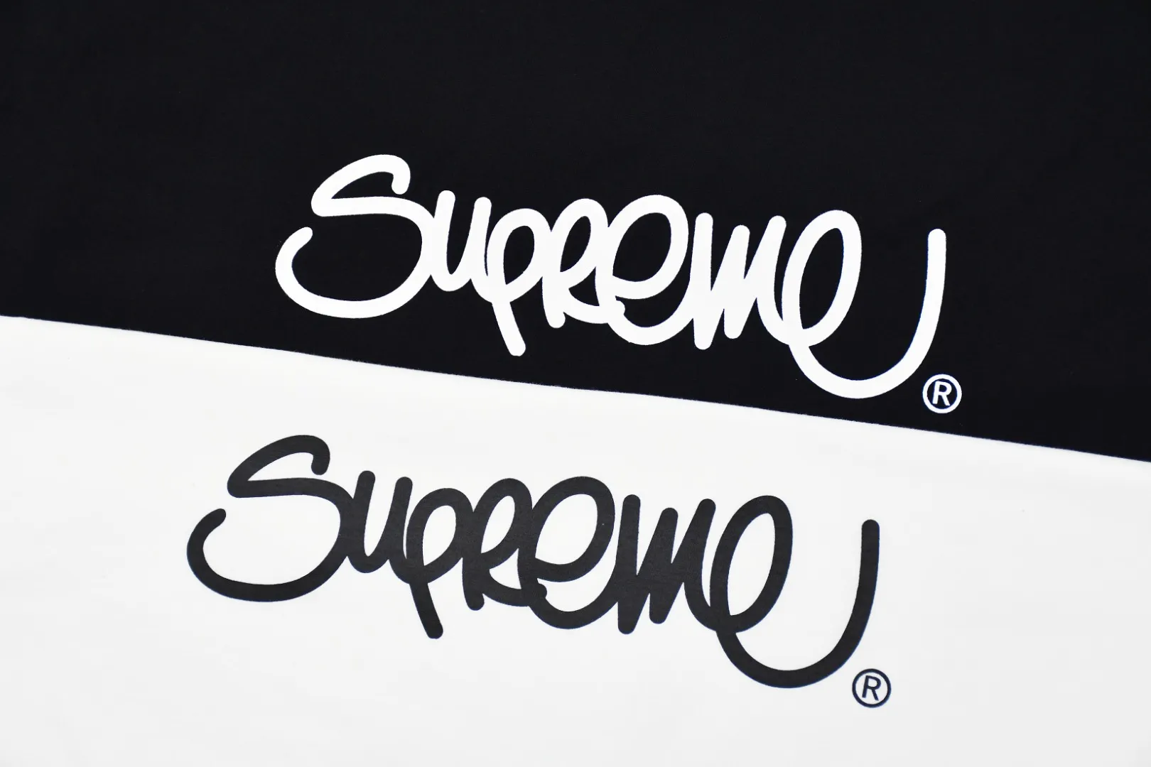 🅿️120 S72 top version Supreme 22ss Handstyle tee graffiti cursive letter LOGO short-sleeved T-shirt. For those of us who focus on top-level Sup products, this short-sleeved one is naturally available. It adopts cylindrical seamless technology (original technology, there are no stitching bones on the side of the clothes, the key point of identification) The fabrics are all custom-woven and dyed, 280g weight, 100% cotton, cylindrical fabric. Cylindrical fabric is a knitted fabric woven with a cylinder loom. The needles are distributed in a cylindrical shape on the fuselage. The gray fabric is a large cylinder, which needs to be opened and shaped before further use. There is no slit on the side of the clothes, so there is no washing label on the side of ordinary short-sleeves. There is only one collar label behind the neck. The printing is printed with thermosetting ink, also known as plastic. Ink, or self-adhesive ink, contains ingredients: mainly composed of polyvinyl chloride (PVC) and phthalates. PVC and phthalates, fixing agents, stabilizers, and thickeners are mixed to form a thermal ink. Solid ink is not the digital direct printing advertised on the market. The printing texture of thermoset ink is something that digital direct printing cannot achieve. The collar label has a watermark anti-counterfeiting effect, a real anti-counterfeiting layer, a probability of passing the version, and a high probability of passing the original packaging picture. Size：S-XL