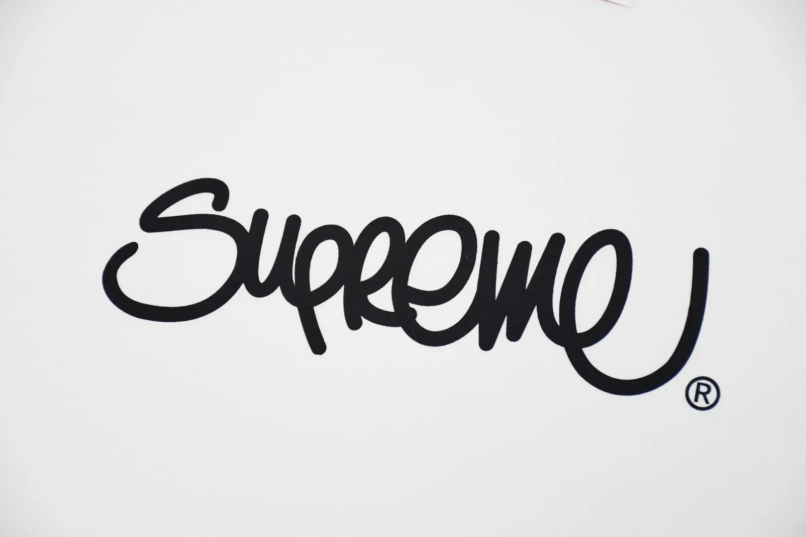 🅿️120 S72 top version Supreme 22ss Handstyle tee graffiti cursive letter LOGO short-sleeved T-shirt. For those of us who focus on top-level Sup products, this short-sleeved one is naturally available. It adopts cylindrical seamless technology (original technology, there are no stitching bones on the side of the clothes, the key point of identification) The fabrics are all custom-woven and dyed, 280g weight, 100% cotton, cylindrical fabric. Cylindrical fabric is a knitted fabric woven with a cylinder loom. The needles are distributed in a cylindrical shape on the fuselage. The gray fabric is a large cylinder, which needs to be opened and shaped before further use. There is no slit on the side of the clothes, so there is no washing label on the side of ordinary short-sleeves. There is only one collar label behind the neck. The printing is printed with thermosetting ink, also known as plastic. Ink, or self-adhesive ink, contains ingredients: mainly composed of polyvinyl chloride (PVC) and phthalates. PVC and phthalates, fixing agents, stabilizers, and thickeners are mixed to form a thermal ink. Solid ink is not the digital direct printing advertised on the market. The printing texture of thermoset ink is something that digital direct printing cannot achieve. The collar label has a watermark anti-counterfeiting effect, a real anti-counterfeiting layer, a probability of passing the version, and a high probability of passing the original packaging picture. Size：S-XL