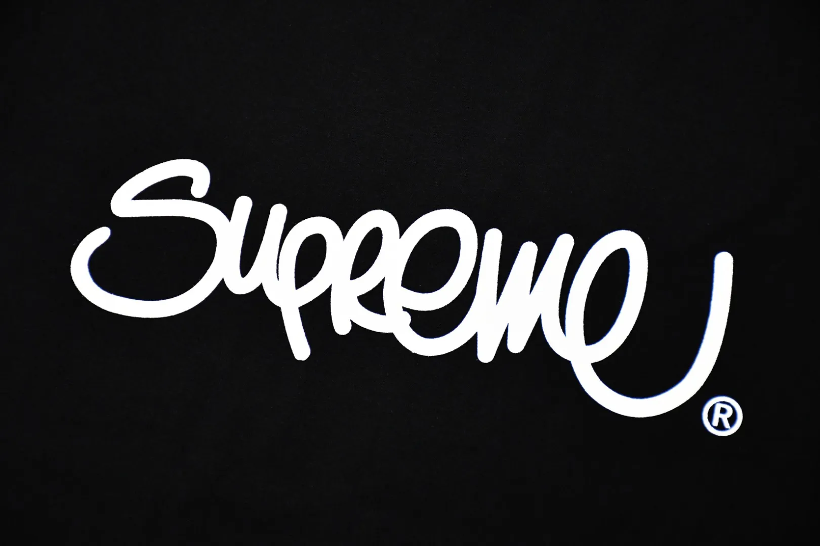 🅿️120 S72 top version Supreme 22ss Handstyle tee graffiti cursive letter LOGO short-sleeved T-shirt. For those of us who focus on top-level Sup products, this short-sleeved one is naturally available. It adopts cylindrical seamless technology (original technology, there are no stitching bones on the side of the clothes, the key point of identification) The fabrics are all custom-woven and dyed, 280g weight, 100% cotton, cylindrical fabric. Cylindrical fabric is a knitted fabric woven with a cylinder loom. The needles are distributed in a cylindrical shape on the fuselage. The gray fabric is a large cylinder, which needs to be opened and shaped before further use. There is no slit on the side of the clothes, so there is no washing label on the side of ordinary short-sleeves. There is only one collar label behind the neck. The printing is printed with thermosetting ink, also known as plastic. Ink, or self-adhesive ink, contains ingredients: mainly composed of polyvinyl chloride (PVC) and phthalates. PVC and phthalates, fixing agents, stabilizers, and thickeners are mixed to form a thermal ink. Solid ink is not the digital direct printing advertised on the market. The printing texture of thermoset ink is something that digital direct printing cannot achieve. The collar label has a watermark anti-counterfeiting effect, a real anti-counterfeiting layer, a probability of passing the version, and a high probability of passing the original packaging picture. Size：S-XL