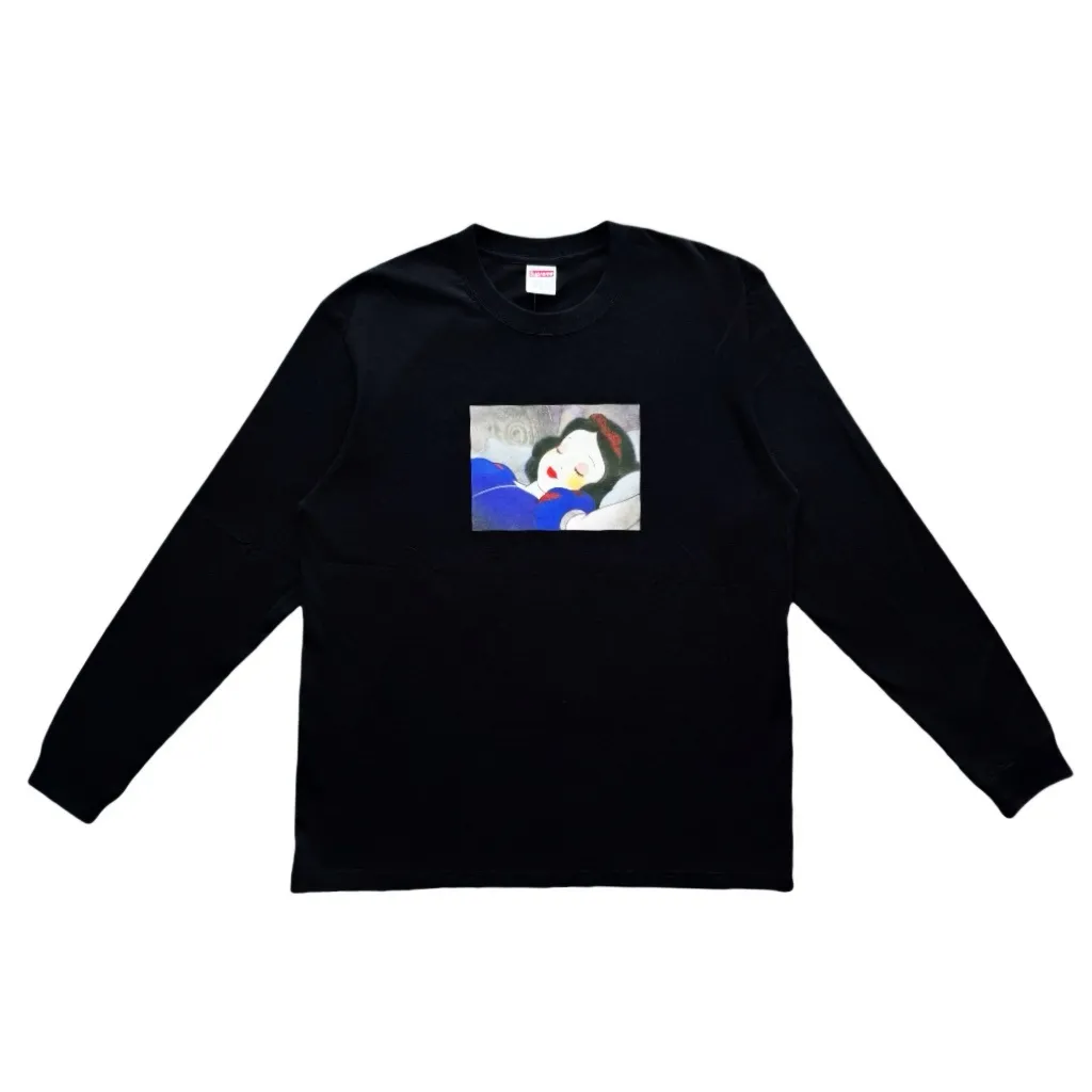 P140 Supreme FW24 WEEK8 Snow White Tee Snow White printed pattern 100-year-old long-sleeved T-shirt, same style for men and women, using cylindrical seamless technology (original technology, there are no stitching bones on the side of the clothes, key points of identification) Fabric: All custom-woven and dyed, 280g weight, 100% cotton, cylindrical fabric, cylindrical fabric is a knitted fabric woven with a cylinder loom, the needles are distributed in a cylindrical shape on the fuselage, and the gray fabric is a large cylinder It needs to be opened and shaped before it can be used further. There is no slit on the side of the clothes, so there is no washing label on the side of ordinary short-sleeved clothes. There is only one collar label behind the neck, so the shape is very correct and not easy to deform (color: black and white)