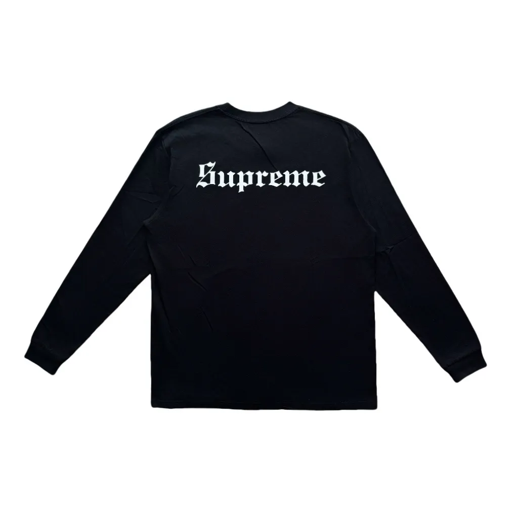 P140 Supreme FW24 WEEK8 Snow White Tee Snow White printed pattern 100-year-old long-sleeved T-shirt, same style for men and women, using cylindrical seamless technology (original technology, there are no stitching bones on the side of the clothes, key points of identification) Fabric: All custom-woven and dyed, 280g weight, 100% cotton, cylindrical fabric, cylindrical fabric is a knitted fabric woven with a cylinder loom, the needles are distributed in a cylindrical shape on the fuselage, and the gray fabric is a large cylinder It needs to be opened and shaped before it can be used further. There is no slit on the side of the clothes, so there is no washing label on the side of ordinary short-sleeved clothes. There is only one collar label behind the neck, so the shape is very correct and not easy to deform (color: black and white)
