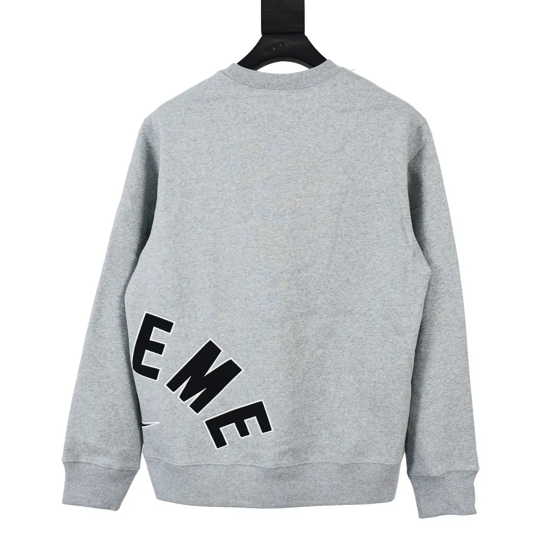 S554💰p290 Top version Supreme Nike Arc Crewneck co-branded embroidered fleece round neck sweatshirt. For those of us who focus on top Supreme, this sweatshirt is naturally available at our fingertips. ZP purchase and pattern making operation 1. Fabric: ZP test, custom weaving and dyeing, pure cotton 460G plus velvet main fabric, horizontal cutting, side stitching 520G 2X2 thread 2. Embroidery: embroidery equipment Behringer BEKS-Y924 machine is used (a level higher than Tajima embroidery machine). The thickness, saturation and size of the embroidery are all consistent. 3. Sewing process: Four-needle and six-thread boneless splicing technology is used in twelve places on the whole garment. Processed by a senior foreign trade factory (cannot be done by ordinary factories) 4. Hem and cuffs: all use 520G non-elastic threads (low-end goods use elastic threads, causing the hem and cuffs to appear wavy) 5. Customized ZP main label/wash water label/tag/packaging bag (equipped with extra large thickened handbag) Size: S~XL