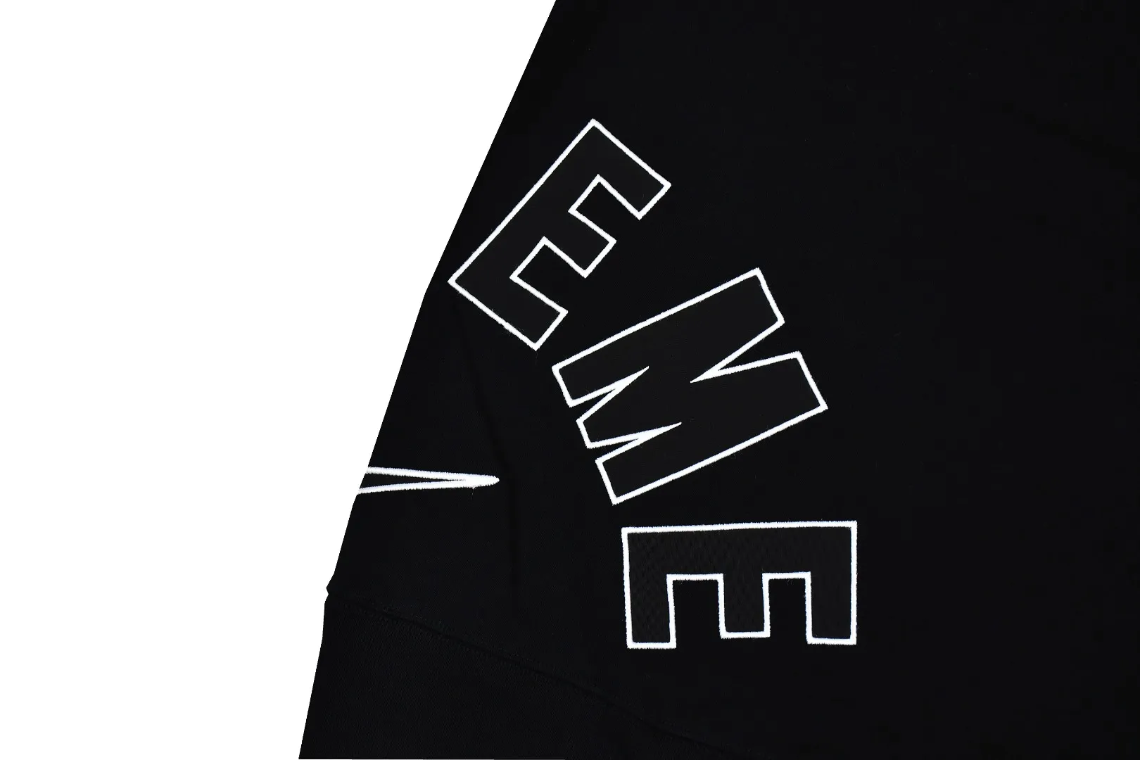 S554💰p290 Top version Supreme Nike Arc Crewneck co-branded embroidered fleece round neck sweatshirt. For those of us who focus on top Supreme, this sweatshirt is naturally available at our fingertips. ZP purchase and pattern making operation 1. Fabric: ZP test, custom weaving and dyeing, pure cotton 460G plus velvet main fabric, horizontal cutting, side stitching 520G 2X2 thread 2. Embroidery: embroidery equipment Behringer BEKS-Y924 machine is used (a level higher than Tajima embroidery machine). The thickness, saturation and size of the embroidery are all consistent. 3. Sewing process: Four-needle and six-thread boneless splicing technology is used in twelve places on the whole garment. Processed by a senior foreign trade factory (cannot be done by ordinary factories) 4. Hem and cuffs: all use 520G non-elastic threads (low-end goods use elastic threads, causing the hem and cuffs to appear wavy) 5. Customized ZP main label/wash water label/tag/packaging bag (equipped with extra large thickened handbag) Size: S~XL