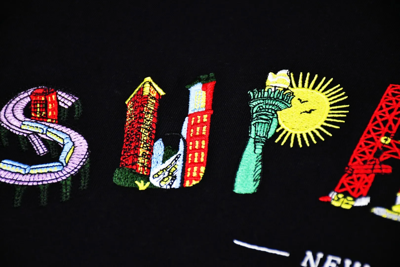 S76💰p150 Top version Supreme 19SS City Arc Tee City architectural embroidery logo curved rainbow short-sleeved T-shirt 1. YB version size Fabric custom-woven and dyed 280g weight 100% cotton 2. Architectural patterns are operated by imported Behringer BEKT-S1501CII 15-color single-head machine. Even if a top-level machine is used, it must be constantly debugged and requires manual supervision, which is time-consuming and labor-intensive and accurate to millimeter-level errors. The letter S stands for: intercity high-speed rail. The letter U stands for: urban office building. The letter P stands for: Torch of the Statue of Liberty. The letter R stands for: construction site building. The letter E stands for: church.
