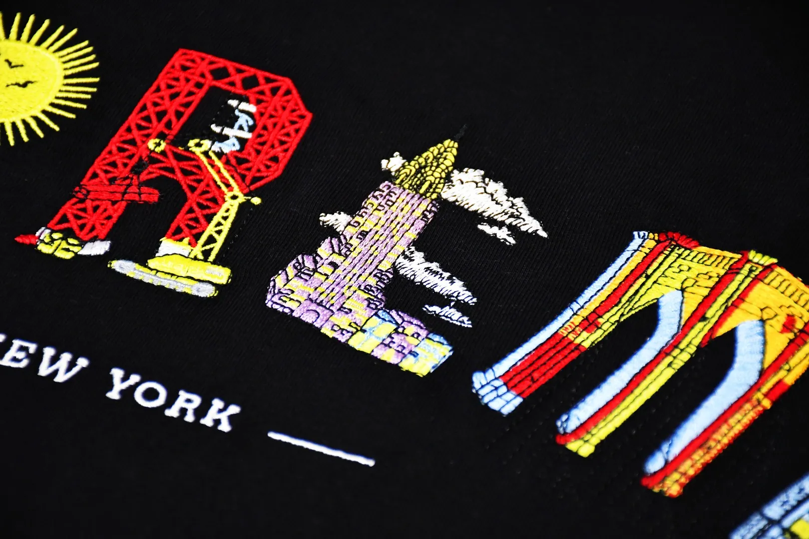 S76💰p150 Top version Supreme 19SS City Arc Tee City architectural embroidery logo curved rainbow short-sleeved T-shirt 1. YB version size Fabric custom-woven and dyed 280g weight 100% cotton 2. Architectural patterns are operated by imported Behringer BEKT-S1501CII 15-color single-head machine. Even if a top-level machine is used, it must be constantly debugged and requires manual supervision, which is time-consuming and labor-intensive and accurate to millimeter-level errors. The letter S stands for: intercity high-speed rail. The letter U stands for: urban office building. The letter P stands for: Torch of the Statue of Liberty. The letter R stands for: construction site building. The letter E stands for: church.