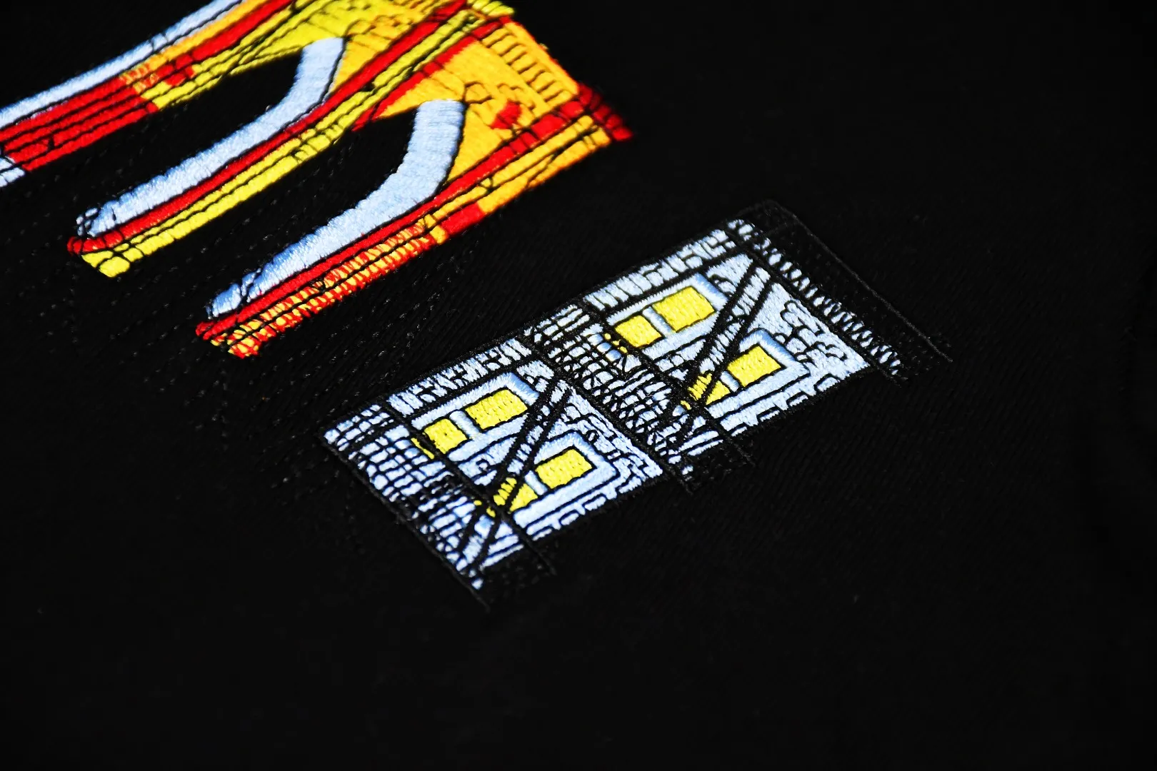 S76💰p150 Top version Supreme 19SS City Arc Tee City architectural embroidery logo curved rainbow short-sleeved T-shirt 1. YB version size Fabric custom-woven and dyed 280g weight 100% cotton 2. Architectural patterns are operated by imported Behringer BEKT-S1501CII 15-color single-head machine. Even if a top-level machine is used, it must be constantly debugged and requires manual supervision, which is time-consuming and labor-intensive and accurate to millimeter-level errors. The letter S stands for: intercity high-speed rail. The letter U stands for: urban office building. The letter P stands for: Torch of the Statue of Liberty. The letter R stands for: construction site building. The letter E stands for: church.