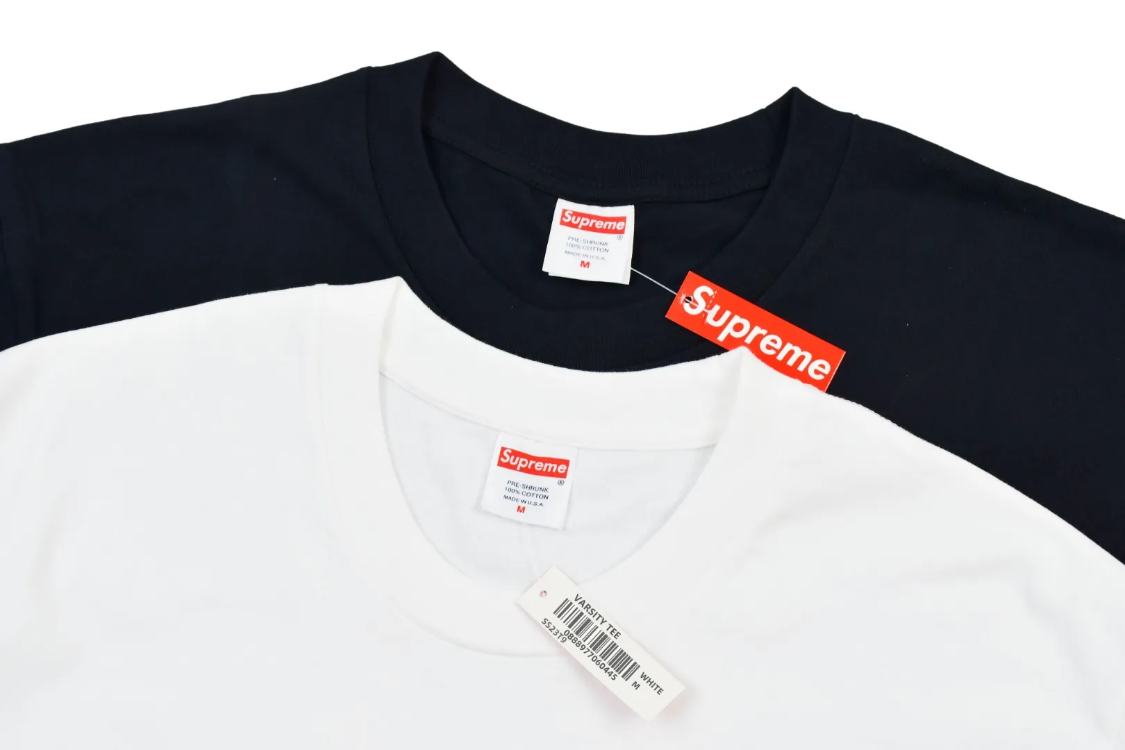 🅿️130 S175 top version Supreme 24ss VARSITY cartoon logo letter printing short-sleeved T-shirt. Refuse to look at pictures to make products. Refuse to compare wrong versions. Use cylinder seamless technology (original technology, there are no stitched bones on the side of the clothes, key points of identification) The fabrics are all custom-woven and dyed, 280g weight, 100% cotton, cylindrical fabric. Cylindrical fabric is a knitted fabric woven with a cylinder loom. The needles are distributed in a cylindrical shape on the fuselage. The gray fabric is a large cylinder, which needs to be opened and shaped before it can be used further. There are no slits on the side of the clothes, so there is no washing label on the side of ordinary short-sleeves. There is only one collar label behind the neck. The printing uses thermosetting ink printing imported from Belgium (different from conventional thermal transfer printing), also known as plastic ink, or self-adhesive ink. Its ingredients are: mainly composed of polyvinyl chloride (PVC) and phthalates. PVC and phthalates, solid color The thermoset ink is composed of a mixture of agents, stabilizers, and thickeners. It is not the digital direct printing advertised on the market. The printing texture of thermoset ink cannot be achieved by digital direct printing. The collar label has a watermark anti-counterfeiting effect, a real anti-counterfeiting layer, a version with a high probability of passing the inspection, and a high probability of passing the original packaging picture. Size：S-XL