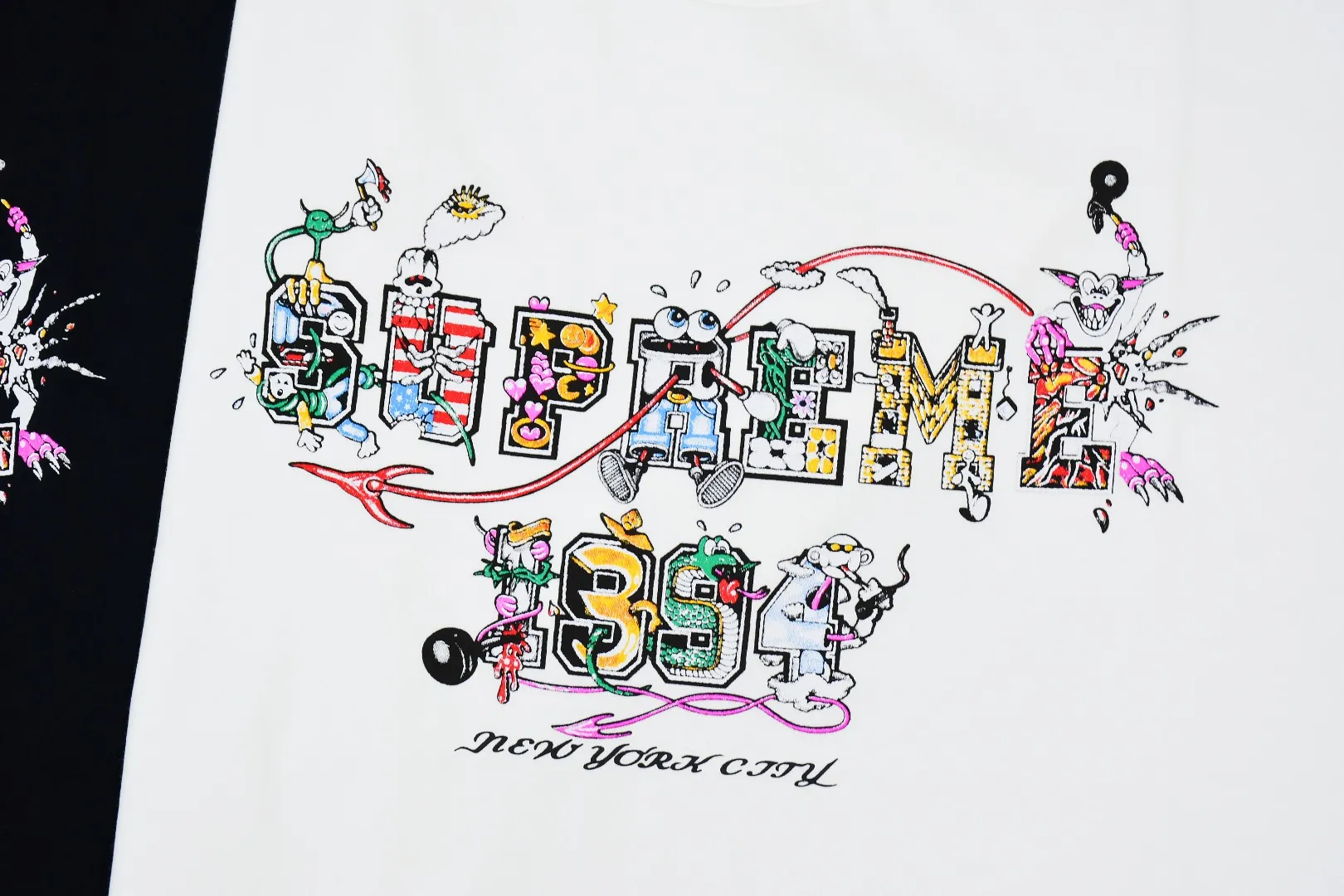 🅿️130 S175 top version Supreme 24ss VARSITY cartoon logo letter printing short-sleeved T-shirt. Refuse to look at pictures to make products. Refuse to compare wrong versions. Use cylinder seamless technology (original technology, there are no stitched bones on the side of the clothes, key points of identification) The fabrics are all custom-woven and dyed, 280g weight, 100% cotton, cylindrical fabric. Cylindrical fabric is a knitted fabric woven with a cylinder loom. The needles are distributed in a cylindrical shape on the fuselage. The gray fabric is a large cylinder, which needs to be opened and shaped before it can be used further. There are no slits on the side of the clothes, so there is no washing label on the side of ordinary short-sleeves. There is only one collar label behind the neck. The printing uses thermosetting ink printing imported from Belgium (different from conventional thermal transfer printing), also known as plastic ink, or self-adhesive ink. Its ingredients are: mainly composed of polyvinyl chloride (PVC) and phthalates. PVC and phthalates, solid color The thermoset ink is composed of a mixture of agents, stabilizers, and thickeners. It is not the digital direct printing advertised on the market. The printing texture of thermoset ink cannot be achieved by digital direct printing. The collar label has a watermark anti-counterfeiting effect, a real anti-counterfeiting layer, a version with a high probability of passing the inspection, and a high probability of passing the original packaging picture. Size：S-XL