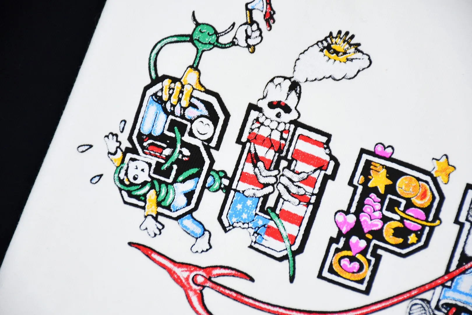 🅿️130 S175 top version Supreme 24ss VARSITY cartoon logo letter printing short-sleeved T-shirt. Refuse to look at pictures to make products. Refuse to compare wrong versions. Use cylinder seamless technology (original technology, there are no stitched bones on the side of the clothes, key points of identification) The fabrics are all custom-woven and dyed, 280g weight, 100% cotton, cylindrical fabric. Cylindrical fabric is a knitted fabric woven with a cylinder loom. The needles are distributed in a cylindrical shape on the fuselage. The gray fabric is a large cylinder, which needs to be opened and shaped before it can be used further. There are no slits on the side of the clothes, so there is no washing label on the side of ordinary short-sleeves. There is only one collar label behind the neck. The printing uses thermosetting ink printing imported from Belgium (different from conventional thermal transfer printing), also known as plastic ink, or self-adhesive ink. Its ingredients are: mainly composed of polyvinyl chloride (PVC) and phthalates. PVC and phthalates, solid color The thermoset ink is composed of a mixture of agents, stabilizers, and thickeners. It is not the digital direct printing advertised on the market. The printing texture of thermoset ink cannot be achieved by digital direct printing. The collar label has a watermark anti-counterfeiting effect, a real anti-counterfeiting layer, a version with a high probability of passing the inspection, and a high probability of passing the original packaging picture. Size：S-XL