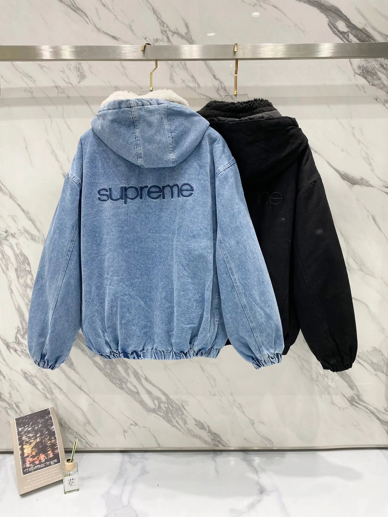 P600 Supreme FW24 WEEK6 Faux Shearling Lined Bomber Jacket Denim lambswool jacket, coat, same style for men and women, the most handsome denim cotton jacket, removable hood, custom-dyed lambswool inside, consistent wool body color, weight up to 1000g, the whole piece of clothing is very thick and warm, as warm as a down jacket, one piece is enough for autumn and winter, the face denim fabric is washed first, and then spliced with lambswool Ensure that the inner fur will not change color and dye, maintaining the original effect. Loose fit. Color: Black Blue Size: S M L XL