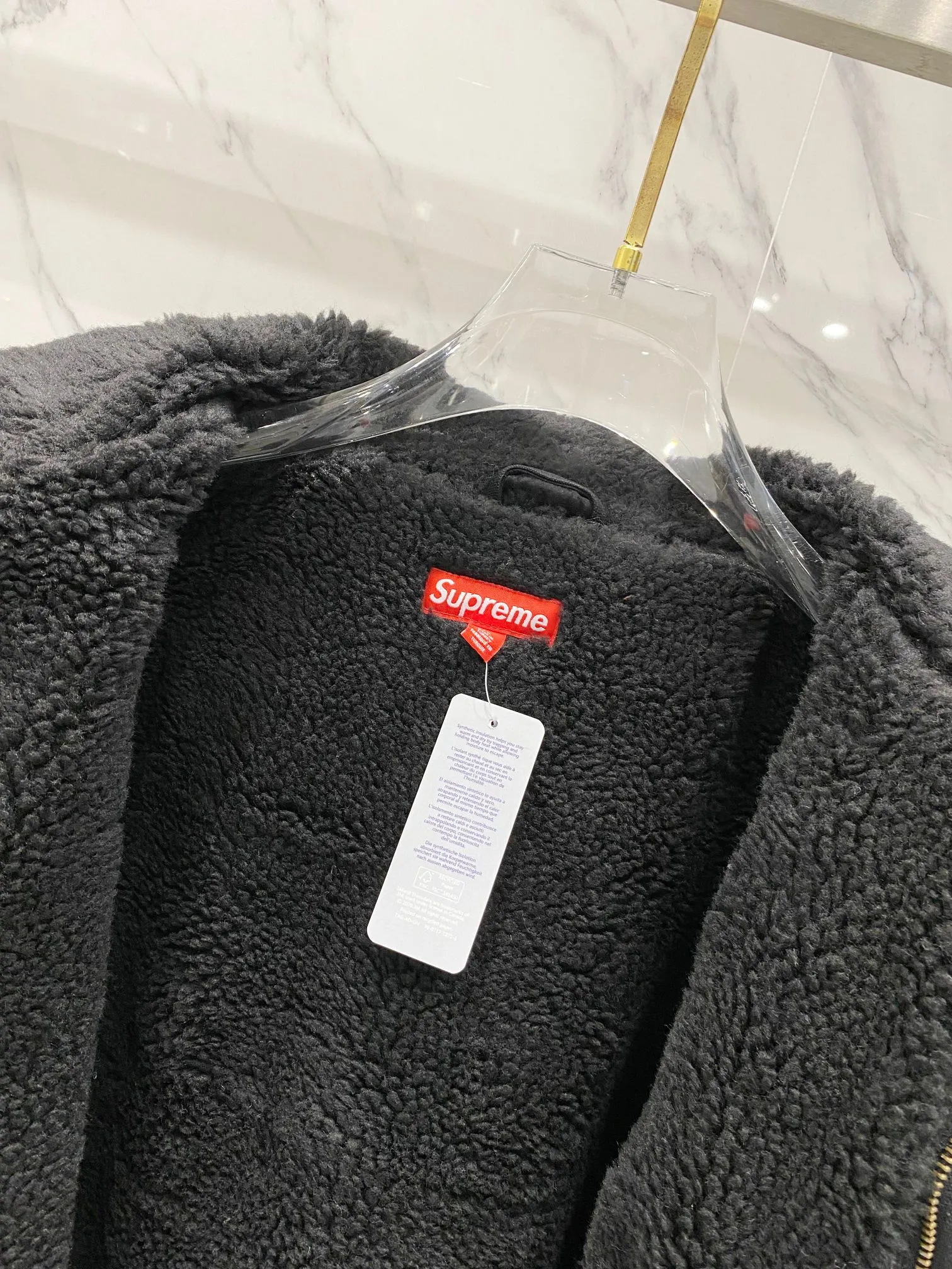 P600 Supreme FW24 WEEK6 Faux Shearling Lined Bomber Jacket Denim lambswool jacket, coat, same style for men and women, the most handsome denim cotton jacket, removable hood, custom-dyed lambswool inside, consistent wool body color, weight up to 1000g, the whole piece of clothing is very thick and warm, as warm as a down jacket, one piece is enough for autumn and winter, the face denim fabric is washed first, and then spliced with lambswool Ensure that the inner fur will not change color and dye, maintaining the original effect. Loose fit. Color: Black Blue Size: S M L XL