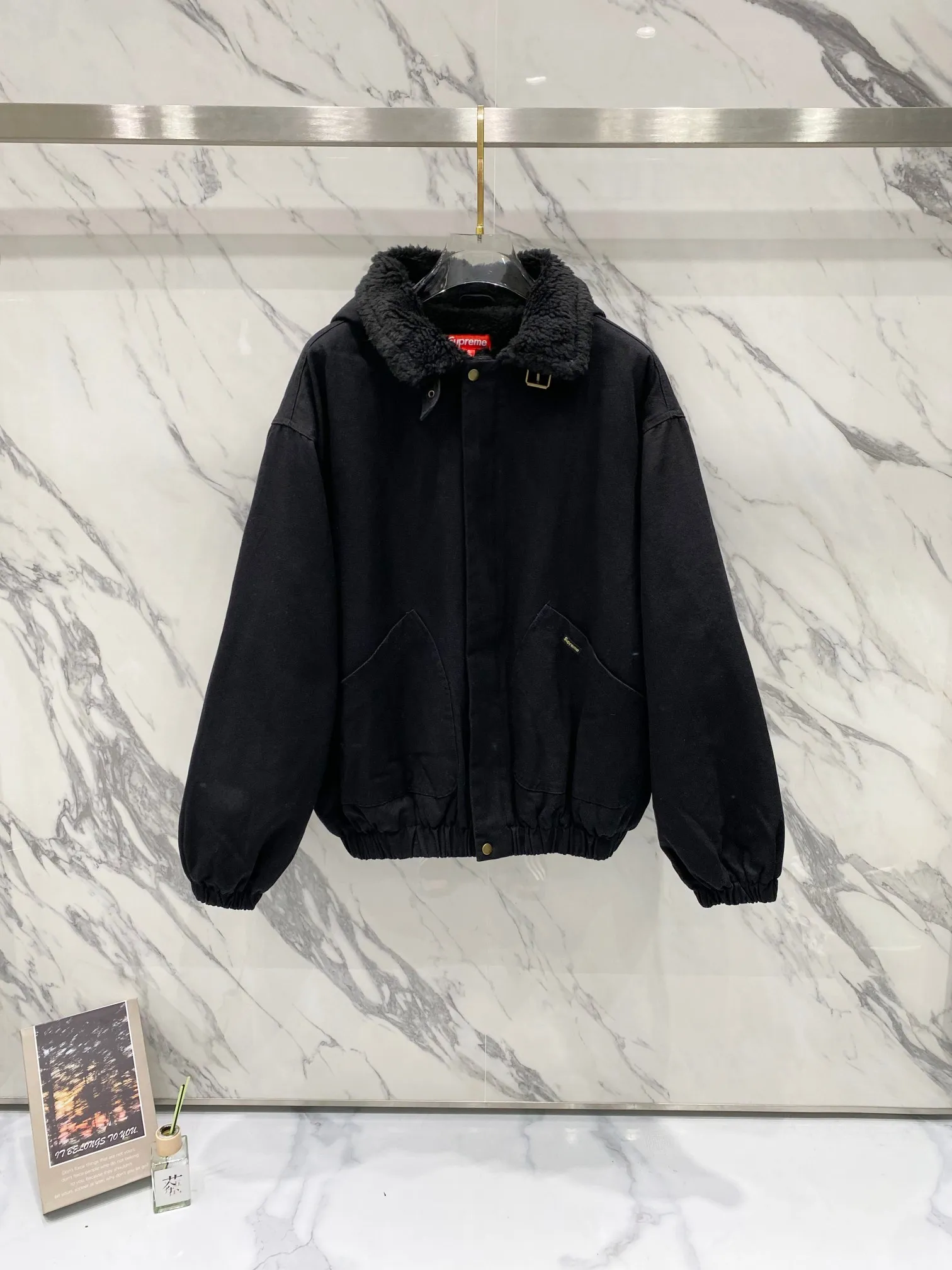 P600 Supreme FW24 WEEK6 Faux Shearling Lined Bomber Jacket Denim lambswool jacket, coat, same style for men and women, the most handsome denim cotton jacket, removable hood, custom-dyed lambswool inside, consistent wool body color, weight up to 1000g, the whole piece of clothing is very thick and warm, as warm as a down jacket, one piece is enough for autumn and winter, the face denim fabric is washed first, and then spliced with lambswool Ensure that the inner fur will not change color and dye, maintaining the original effect. Loose fit. Color: Black Blue Size: S M L XL