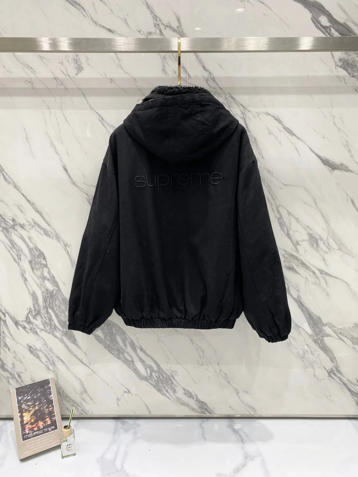 P600 Supreme FW24 WEEK6 Faux Shearling Lined Bomber Jacket Denim lambswool jacket, coat, same style for men and women, the most handsome denim cotton jacket, removable hood, custom-dyed lambswool inside, consistent wool body color, weight up to 1000g, the whole piece of clothing is very thick and warm, as warm as a down jacket, one piece is enough for autumn and winter, the face denim fabric is washed first, and then spliced with lambswool Ensure that the inner fur will not change color and dye, maintaining the original effect. Loose fit. Color: Black Blue Size: S M L XL