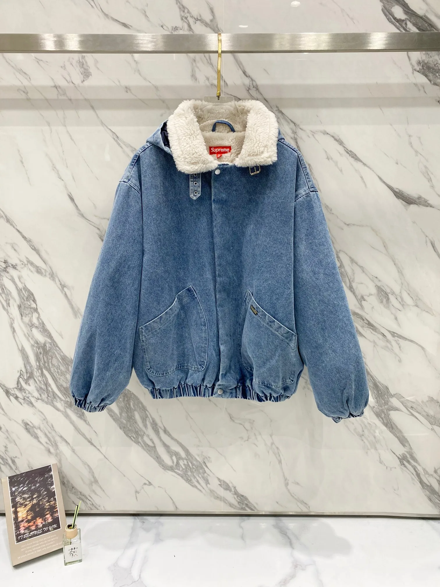 P600 Supreme FW24 WEEK6 Faux Shearling Lined Bomber Jacket Denim lambswool jacket, coat, same style for men and women, the most handsome denim cotton jacket, removable hood, custom-dyed lambswool inside, consistent wool body color, weight up to 1000g, the whole piece of clothing is very thick and warm, as warm as a down jacket, one piece is enough for autumn and winter, the face denim fabric is washed first, and then spliced with lambswool Ensure that the inner fur will not change color and dye, maintaining the original effect. Loose fit. Color: Black Blue Size: S M L XL
