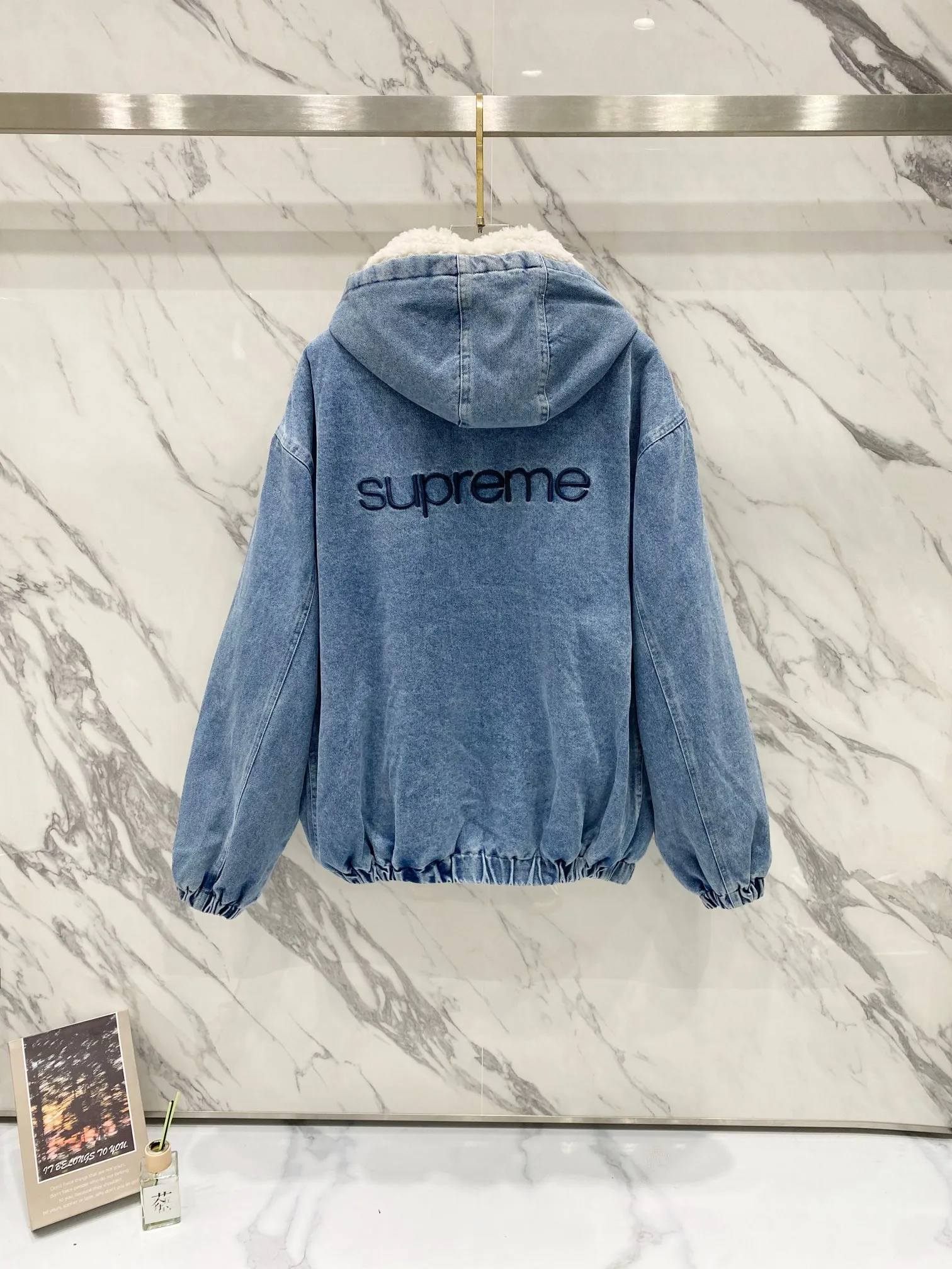 P600 Supreme FW24 WEEK6 Faux Shearling Lined Bomber Jacket Denim lambswool jacket, coat, same style for men and women, the most handsome denim cotton jacket, removable hood, custom-dyed lambswool inside, consistent wool body color, weight up to 1000g, the whole piece of clothing is very thick and warm, as warm as a down jacket, one piece is enough for autumn and winter, the face denim fabric is washed first, and then spliced with lambswool Ensure that the inner fur will not change color and dye, maintaining the original effect. Loose fit. Color: Black Blue Size: S M L XL