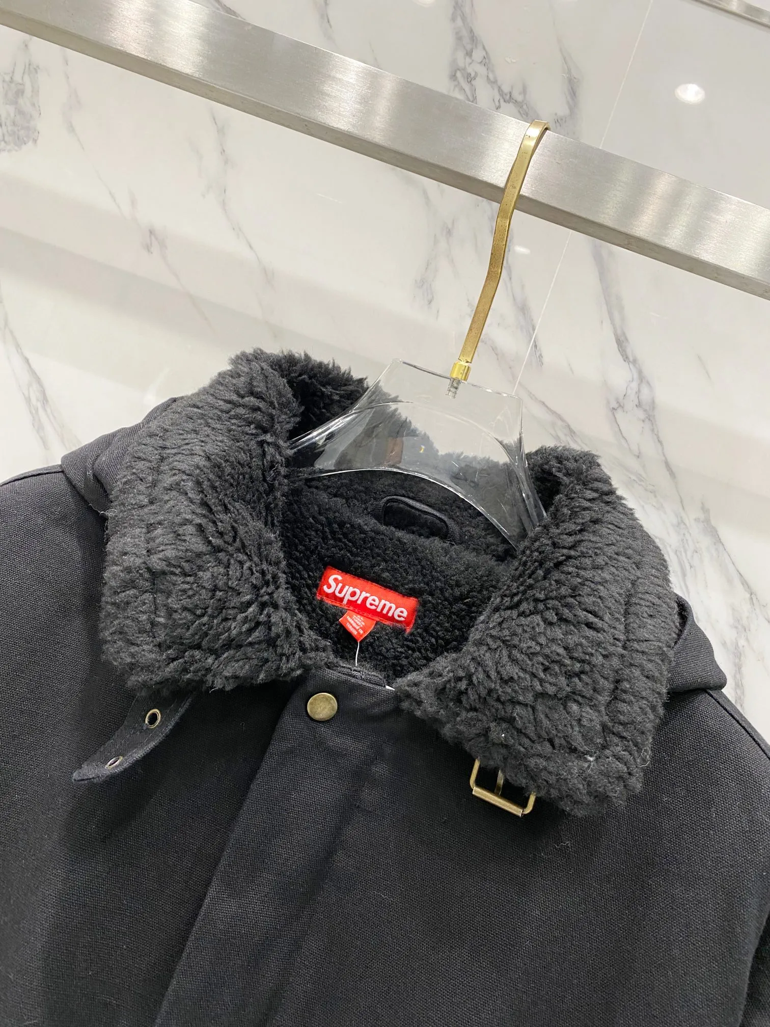 P600 Supreme FW24 WEEK6 Faux Shearling Lined Bomber Jacket Denim lambswool jacket, coat, same style for men and women, the most handsome denim cotton jacket, removable hood, custom-dyed lambswool inside, consistent wool body color, weight up to 1000g, the whole piece of clothing is very thick and warm, as warm as a down jacket, one piece is enough for autumn and winter, the face denim fabric is washed first, and then spliced with lambswool Ensure that the inner fur will not change color and dye, maintaining the original effect. Loose fit. Color: Black Blue Size: S M L XL