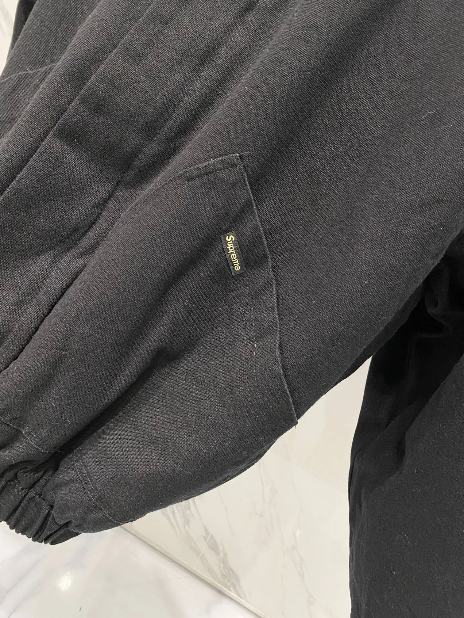 P600 Supreme FW24 WEEK6 Faux Shearling Lined Bomber Jacket Denim lambswool jacket, coat, same style for men and women, the most handsome denim cotton jacket, removable hood, custom-dyed lambswool inside, consistent wool body color, weight up to 1000g, the whole piece of clothing is very thick and warm, as warm as a down jacket, one piece is enough for autumn and winter, the face denim fabric is washed first, and then spliced with lambswool Ensure that the inner fur will not change color and dye, maintaining the original effect. Loose fit. Color: Black Blue Size: S M L XL