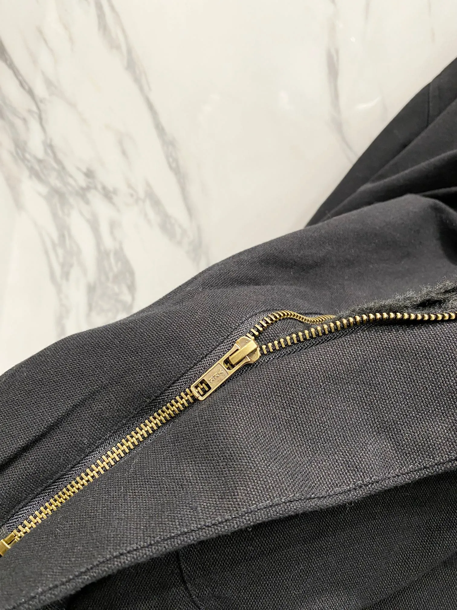 P600 Supreme FW24 WEEK6 Faux Shearling Lined Bomber Jacket Denim lambswool jacket, coat, same style for men and women, the most handsome denim cotton jacket, removable hood, custom-dyed lambswool inside, consistent wool body color, weight up to 1000g, the whole piece of clothing is very thick and warm, as warm as a down jacket, one piece is enough for autumn and winter, the face denim fabric is washed first, and then spliced with lambswool Ensure that the inner fur will not change color and dye, maintaining the original effect. Loose fit. Color: Black Blue Size: S M L XL