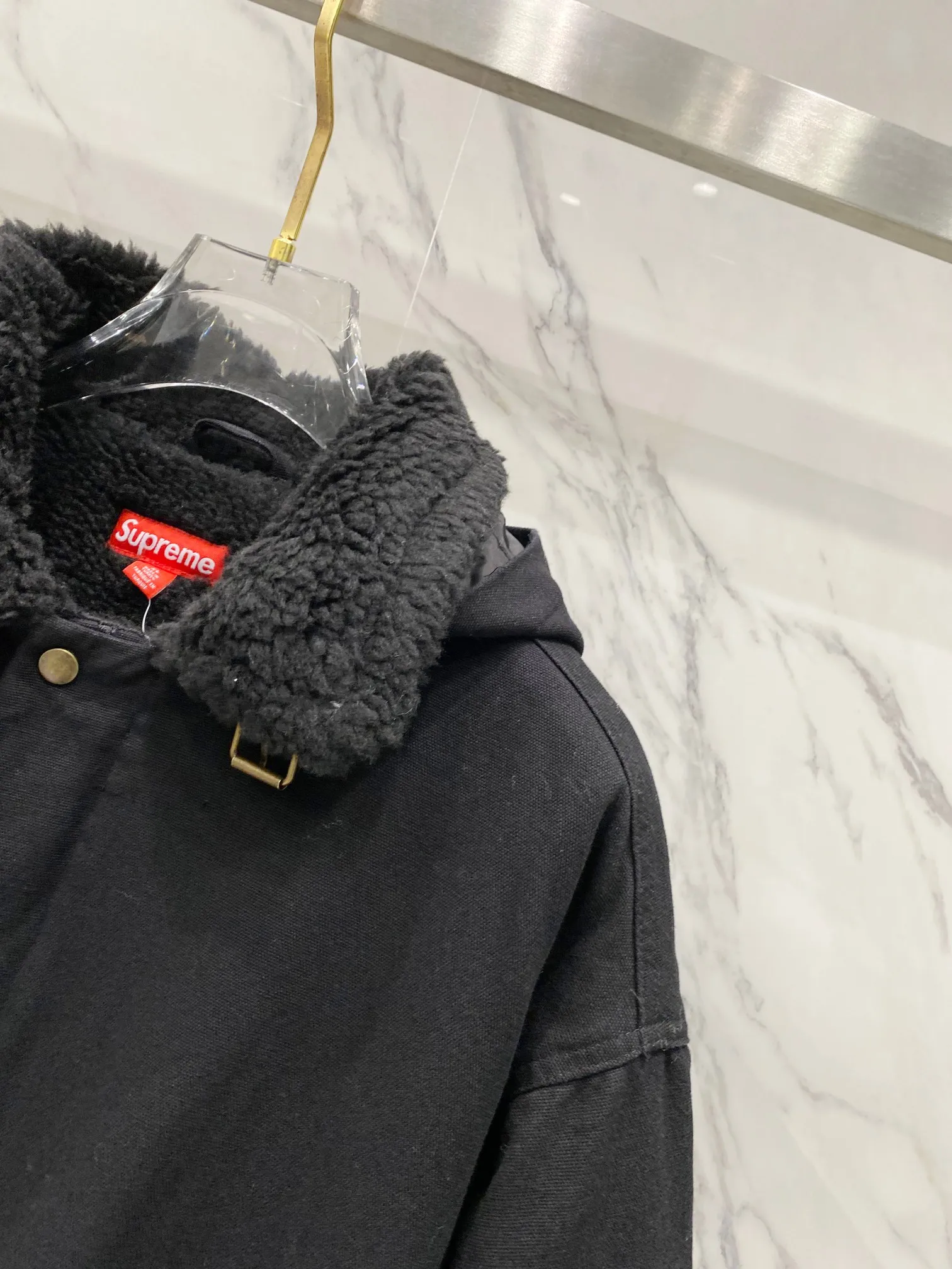 P600 Supreme FW24 WEEK6 Faux Shearling Lined Bomber Jacket Denim lambswool jacket, coat, same style for men and women, the most handsome denim cotton jacket, removable hood, custom-dyed lambswool inside, consistent wool body color, weight up to 1000g, the whole piece of clothing is very thick and warm, as warm as a down jacket, one piece is enough for autumn and winter, the face denim fabric is washed first, and then spliced with lambswool Ensure that the inner fur will not change color and dye, maintaining the original effect. Loose fit. Color: Black Blue Size: S M L XL
