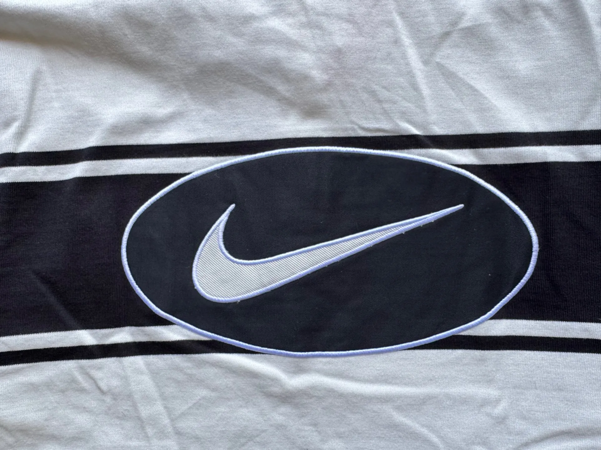 P420 [Original replica] Supreme x Nike joint model Nike joint series SS25 Stripe Rugby logo striped comfortable long-sleeved Polo shirt for men and women Color: black and white white and red Size: S M L XL 79 130 56 64