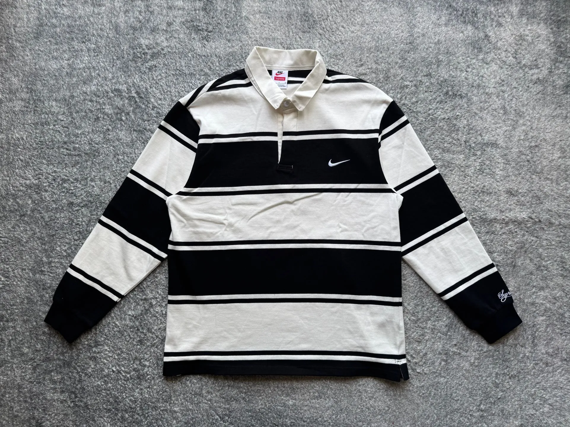 P420 [Original replica] Supreme x Nike joint model Nike joint series SS25 Stripe Rugby logo striped comfortable long-sleeved Polo shirt for men and women Color: black and white white and red Size: S M L XL 79 130 56 64