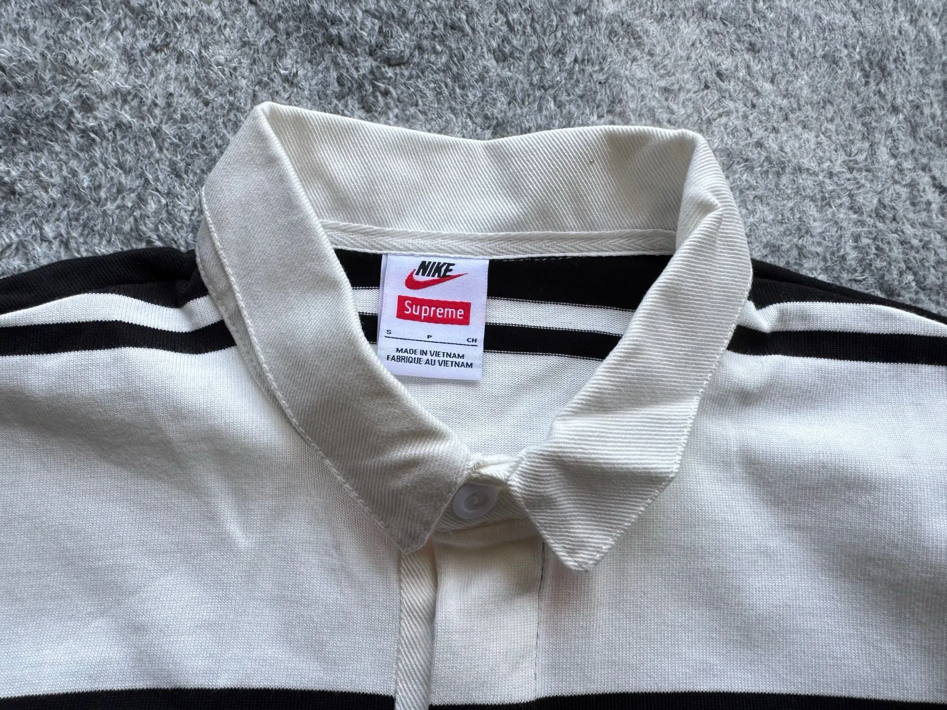 P420 [Original replica] Supreme x Nike joint model Nike joint series SS25 Stripe Rugby logo striped comfortable long-sleeved Polo shirt for men and women Color: black and white white and red Size: S M L XL 79 130 56 64