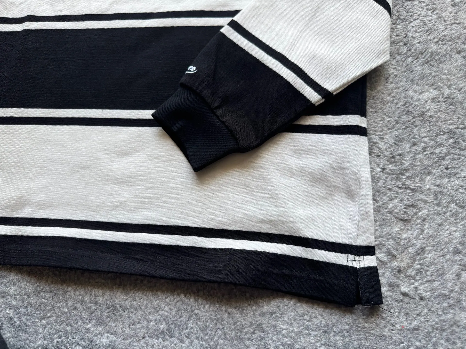 P420 [Original replica] Supreme x Nike joint model Nike joint series SS25 Stripe Rugby logo striped comfortable long-sleeved Polo shirt for men and women Color: black and white white and red Size: S M L XL 79 130 56 64