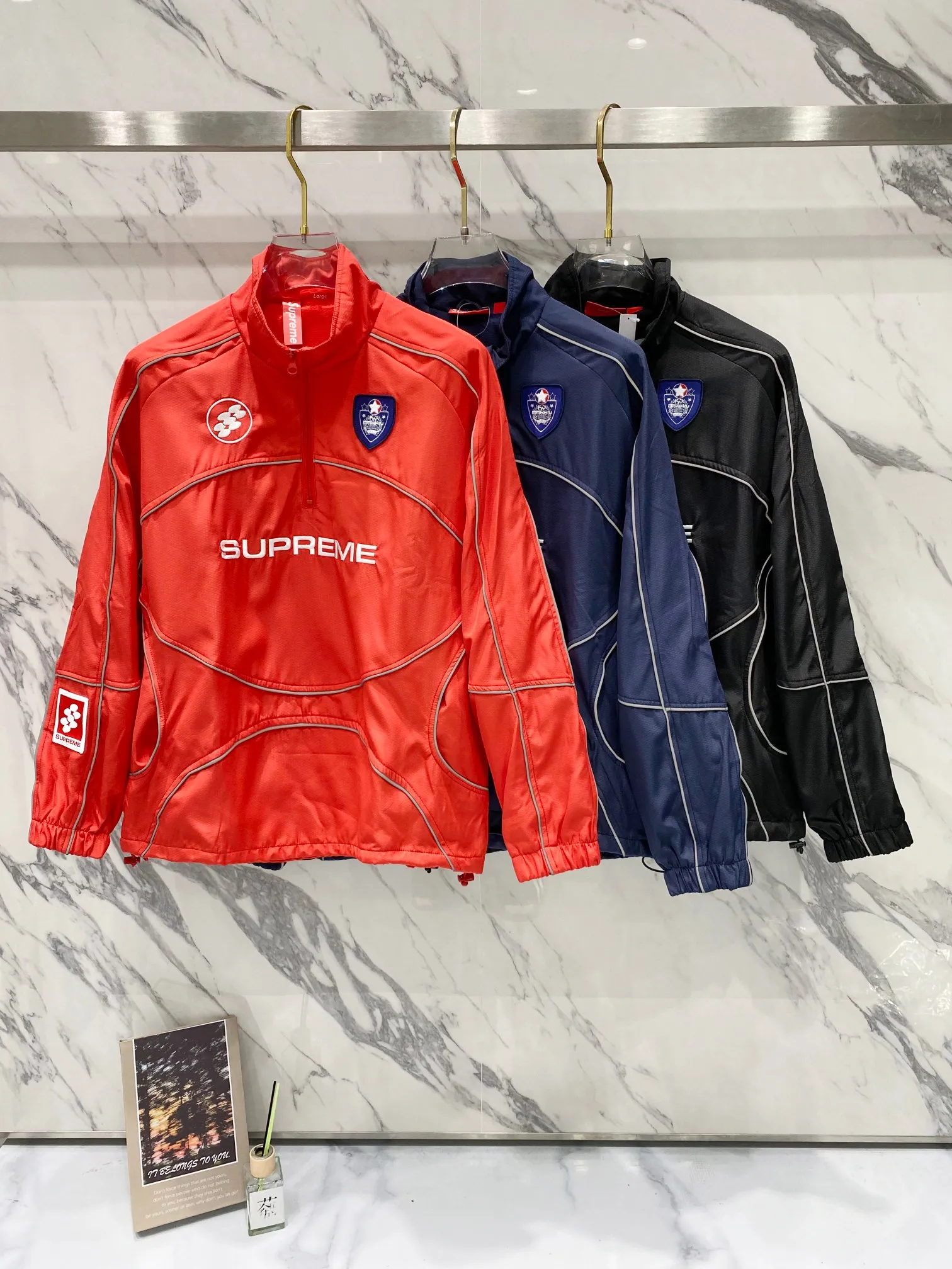 P440 Supreme FW24 WEEK11 Reflective Piping Pullover 3M reflective strip half-zip pullover jacket, same style for men and women, custom-made football mesh fabric, original imported 3M reflective strips, original Ykk zipper, the upper body effect is explosive 💥 There are inner pockets on both sides of the clothes, the elastic design of the hem can be adjusted freely, 10,000-needle embroidery on the chest, tight and stylish, the inner mesh is customized, the details are consistent with the original version, details, accessories, configuration to the top Color: Navy Red Black Size: S M L XL