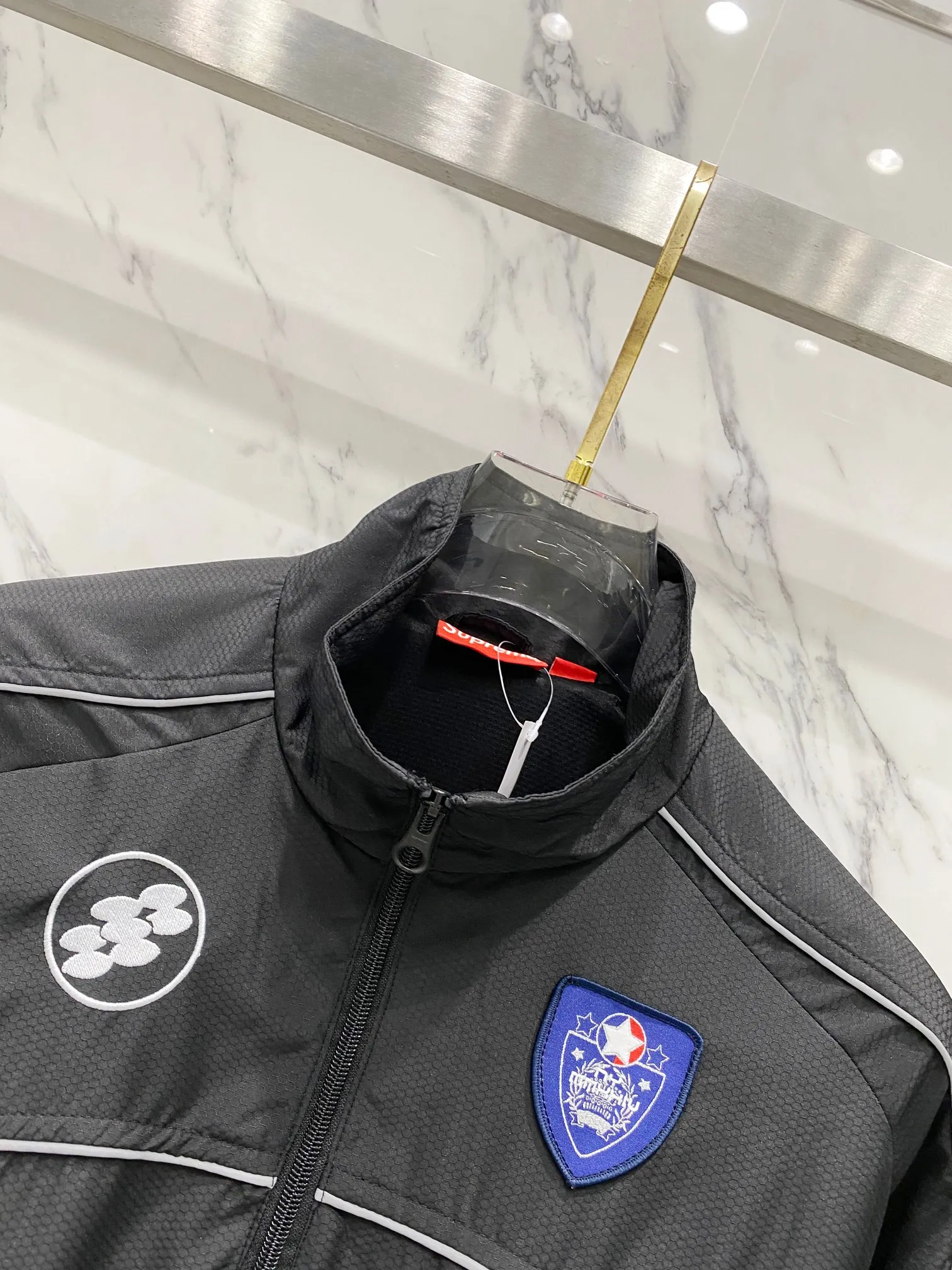 P440 Supreme FW24 WEEK11 Reflective Piping Pullover 3M reflective strip half-zip pullover jacket, same style for men and women, custom-made football mesh fabric, original imported 3M reflective strips, original Ykk zipper, the upper body effect is explosive 💥 There are inner pockets on both sides of the clothes, the elastic design of the hem can be adjusted freely, 10,000-needle embroidery on the chest, tight and stylish, the inner mesh is customized, the details are consistent with the original version, details, accessories, configuration to the top Color: Navy Red Black Size: S M L XL