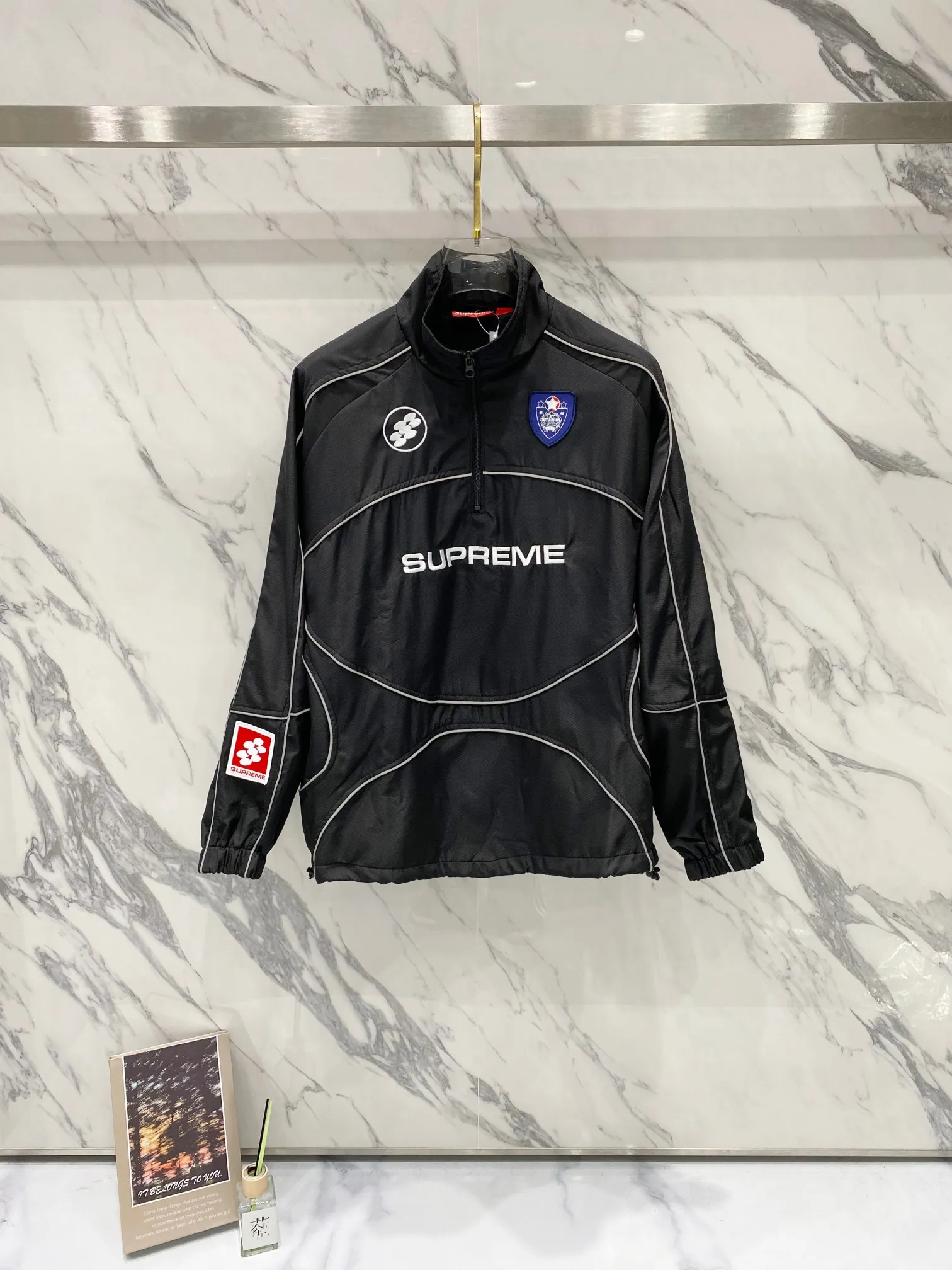 P440 Supreme FW24 WEEK11 Reflective Piping Pullover 3M reflective strip half-zip pullover jacket, same style for men and women, custom-made football mesh fabric, original imported 3M reflective strips, original Ykk zipper, the upper body effect is explosive 💥 There are inner pockets on both sides of the clothes, the elastic design of the hem can be adjusted freely, 10,000-needle embroidery on the chest, tight and stylish, the inner mesh is customized, the details are consistent with the original version, details, accessories, configuration to the top Color: Navy Red Black Size: S M L XL