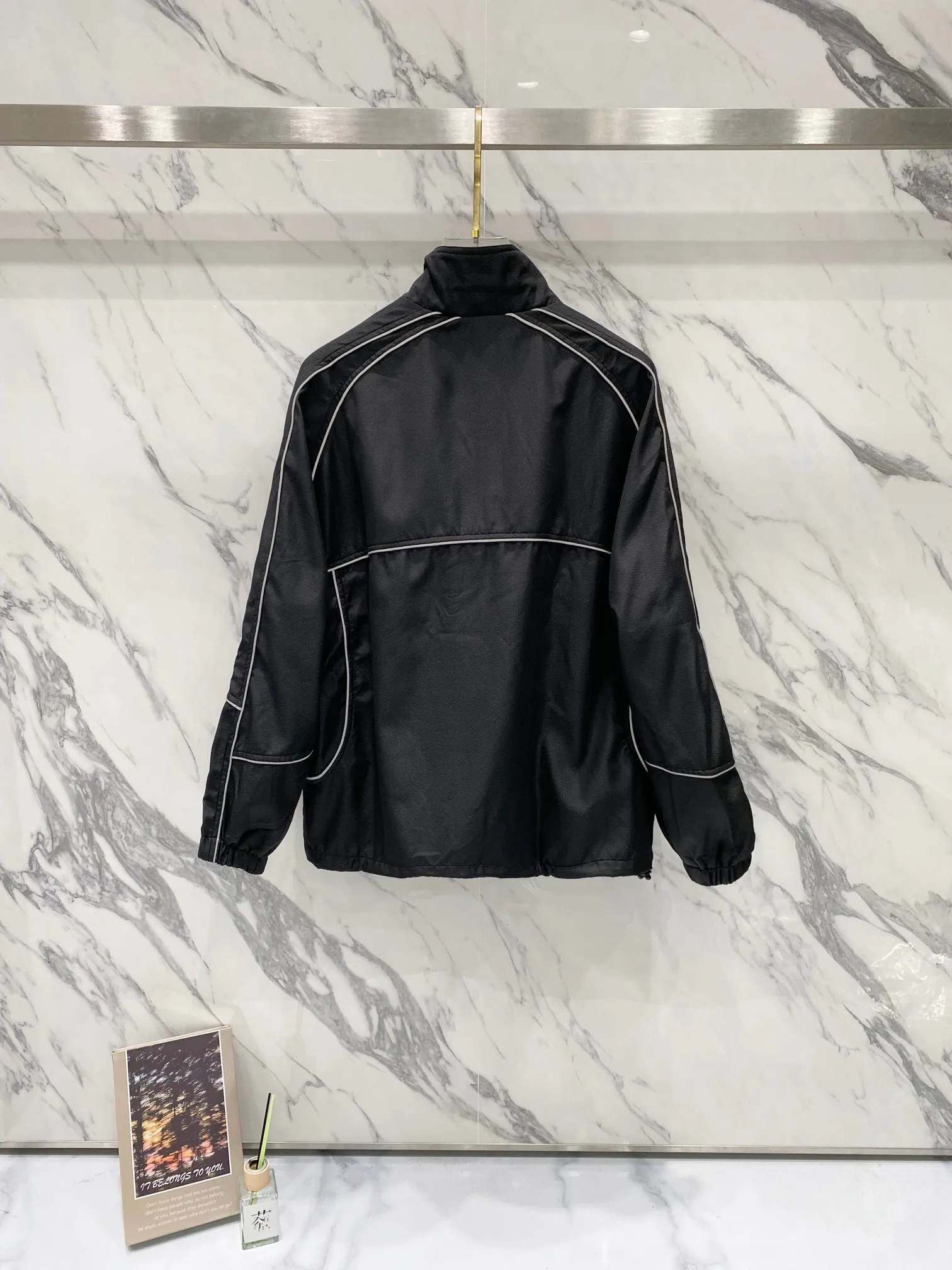 P440 Supreme FW24 WEEK11 Reflective Piping Pullover 3M reflective strip half-zip pullover jacket, same style for men and women, custom-made football mesh fabric, original imported 3M reflective strips, original Ykk zipper, the upper body effect is explosive 💥 There are inner pockets on both sides of the clothes, the elastic design of the hem can be adjusted freely, 10,000-needle embroidery on the chest, tight and stylish, the inner mesh is customized, the details are consistent with the original version, details, accessories, configuration to the top Color: Navy Red Black Size: S M L XL