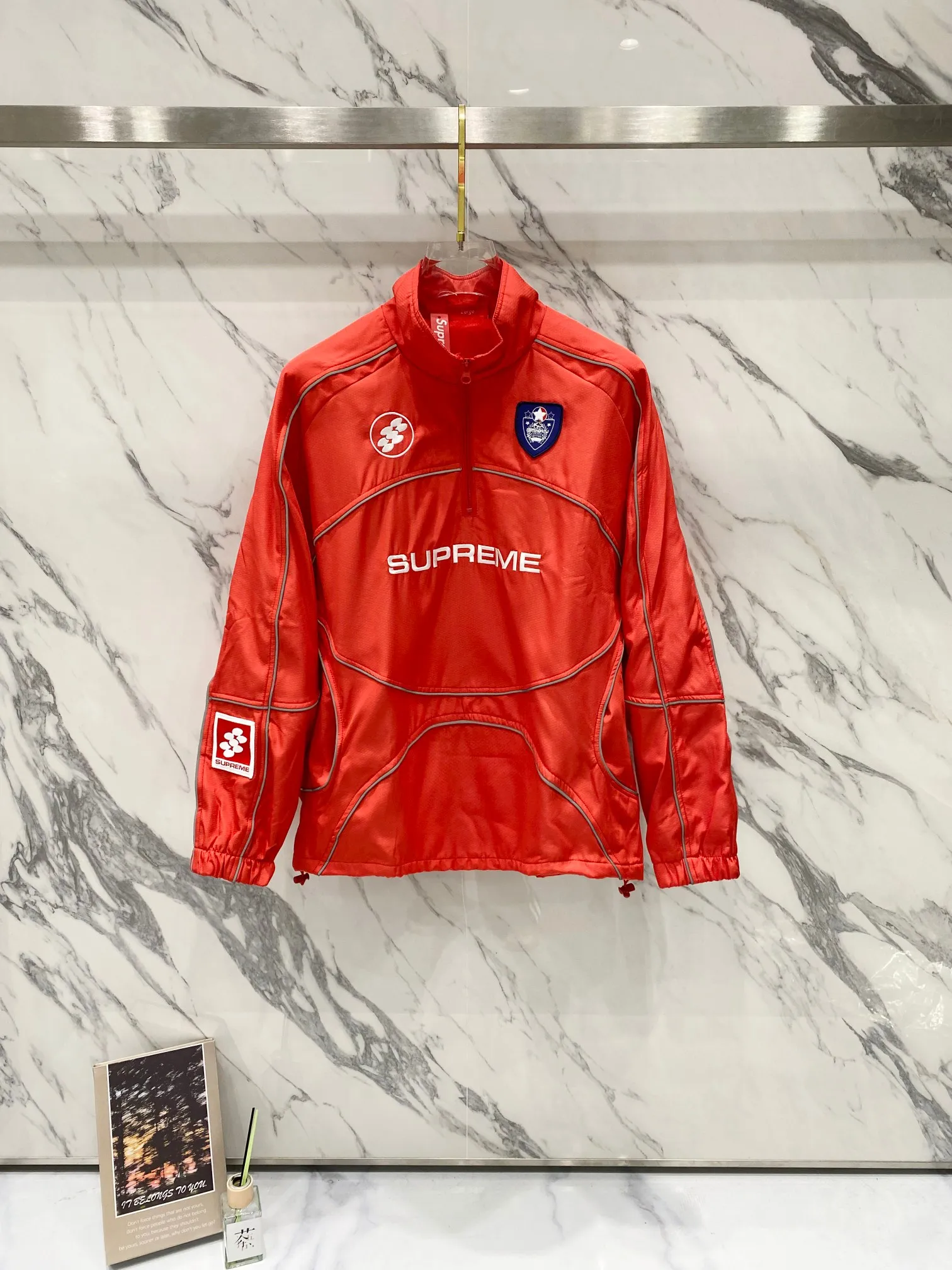 P440 Supreme FW24 WEEK11 Reflective Piping Pullover 3M reflective strip half-zip pullover jacket, same style for men and women, custom-made football mesh fabric, original imported 3M reflective strips, original Ykk zipper, the upper body effect is explosive 💥 There are inner pockets on both sides of the clothes, the elastic design of the hem can be adjusted freely, 10,000-needle embroidery on the chest, tight and stylish, the inner mesh is customized, the details are consistent with the original version, details, accessories, configuration to the top Color: Navy Red Black Size: S M L XL