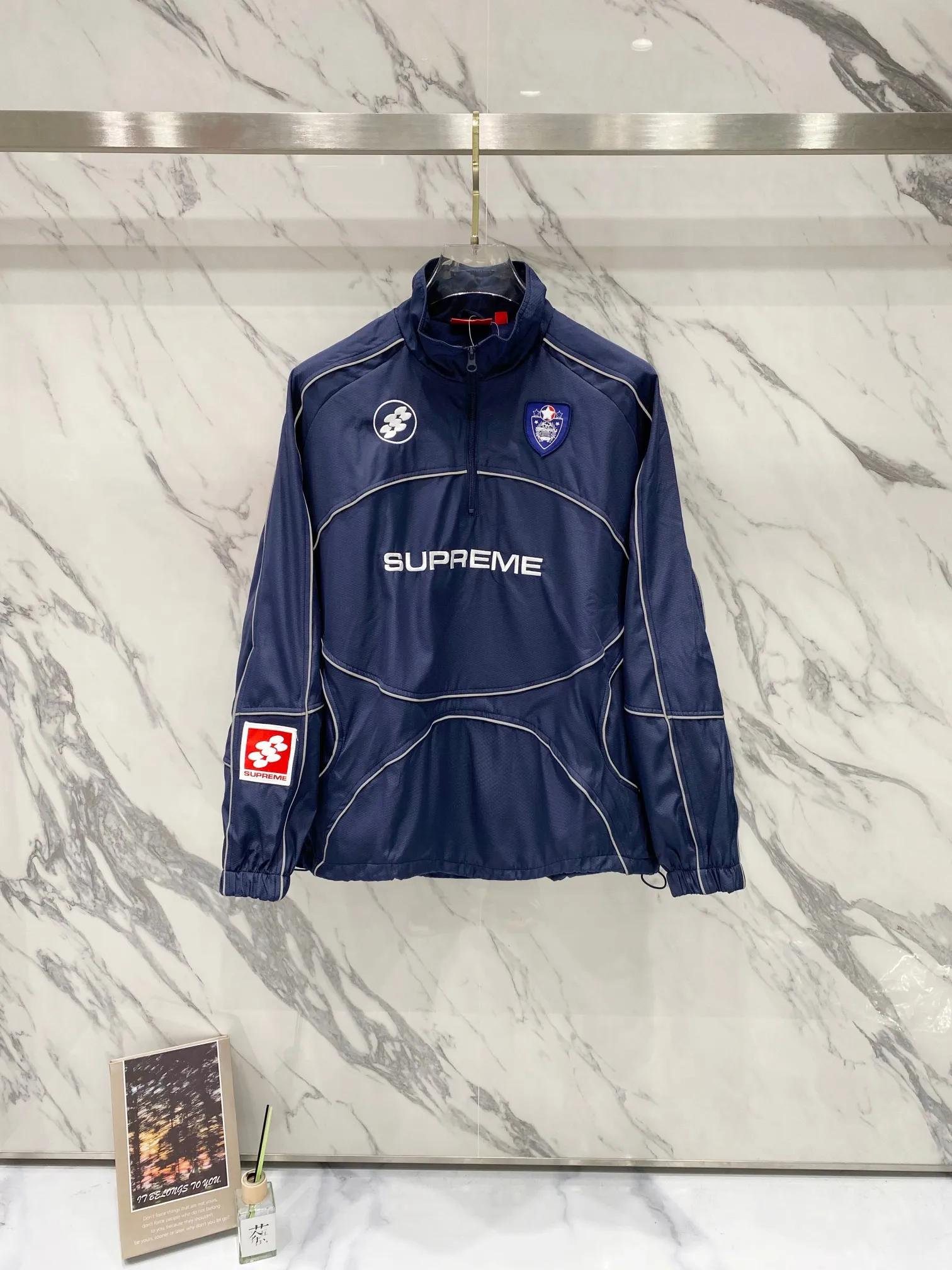 P440 Supreme FW24 WEEK11 Reflective Piping Pullover 3M reflective strip half-zip pullover jacket, same style for men and women, custom-made football mesh fabric, original imported 3M reflective strips, original Ykk zipper, the upper body effect is explosive 💥 There are inner pockets on both sides of the clothes, the elastic design of the hem can be adjusted freely, 10,000-needle embroidery on the chest, tight and stylish, the inner mesh is customized, the details are consistent with the original version, details, accessories, configuration to the top Color: Navy Red Black Size: S M L XL