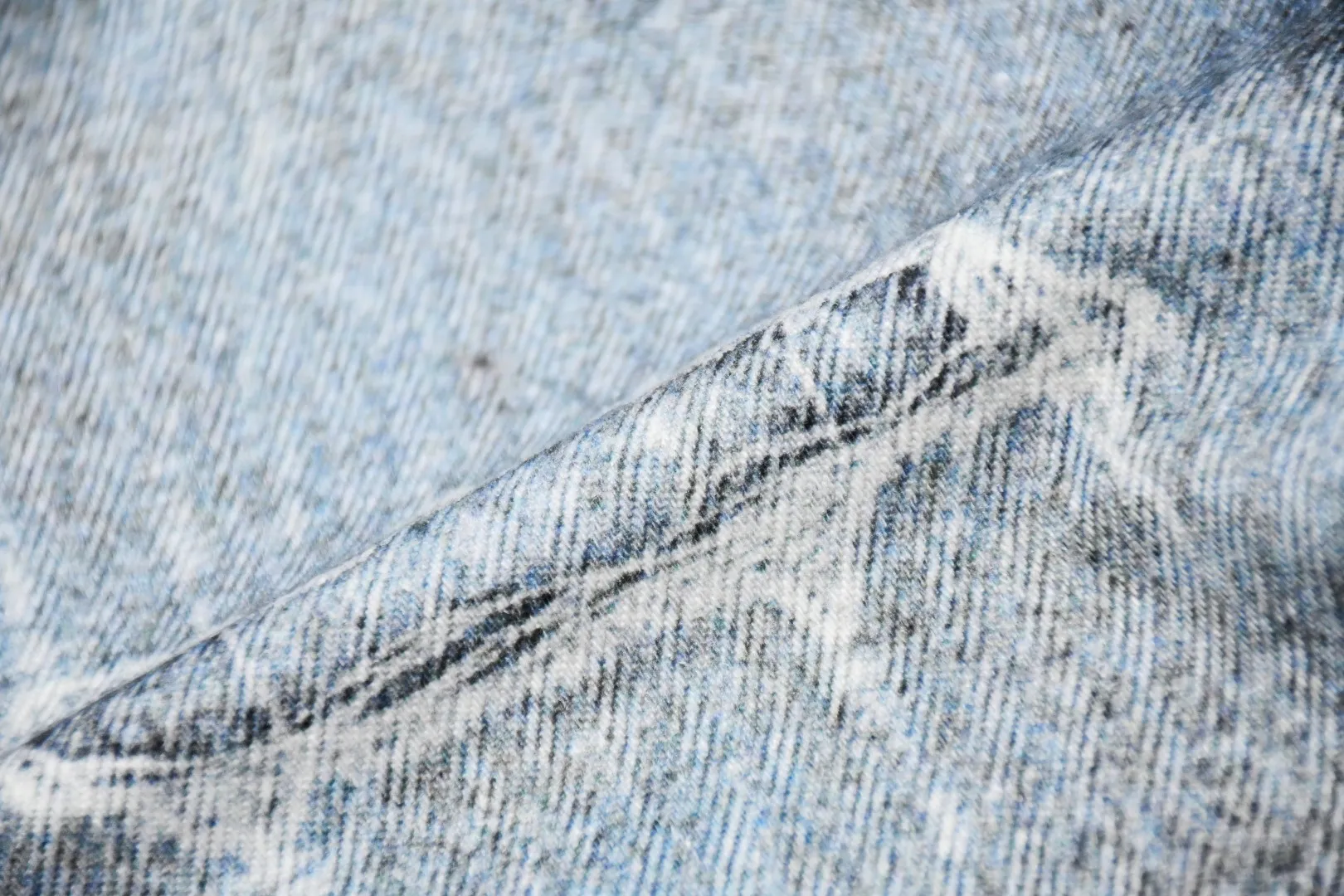 🅿️440 S282 top version Supreme HJR TROMPE L'OEIL LOOSE FIT JEAN parallax printed jeans. High-density 12-ounce ring-spun cotton denim fabric. Made of imported pure cotton high-count and high-density fabric. The fabric feels soft and silky, with drapey lines. It feels light and delicate, and has excellent skin-friendly feel and breathability. The unique design style incorporates ink gradient elements. Digital direct inkjet technology After the pattern design is completed, foreign advanced penetration technology is combined with digital direct inkjet printing without destroying the style of the cloth surface. Digital direct-injection printing sprays color directly on the fabric. When the color is sprayed on the fabric and develops color, the pigment is a process of penetrating and sinking, so the color floating on the cloth must be darker than the color that penetrates. #Flower position cutting and sewing restores the pattern effect. The whole piece is aligned with the original version, and then cut using laser alignment to set the point, which greatly reduces the error. The left and right sides of the placket are symmetrical and spliced ​​into a complete pattern. All zippers are molded and customized, and the sewing process is also carried out in strict accordance with the corresponding requirements to ensure consistent restoration.  Size:30/32/34/36/38