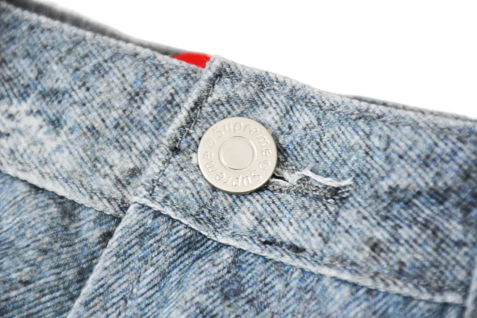 🅿️440 S282 top version Supreme HJR TROMPE L'OEIL LOOSE FIT JEAN parallax printed jeans. High-density 12-ounce ring-spun cotton denim fabric. Made of imported pure cotton high-count and high-density fabric. The fabric feels soft and silky, with drapey lines. It feels light and delicate, and has excellent skin-friendly feel and breathability. The unique design style incorporates ink gradient elements. Digital direct inkjet technology After the pattern design is completed, foreign advanced penetration technology is combined with digital direct inkjet printing without destroying the style of the cloth surface. Digital direct-injection printing sprays color directly on the fabric. When the color is sprayed on the fabric and develops color, the pigment is a process of penetrating and sinking, so the color floating on the cloth must be darker than the color that penetrates. #Flower position cutting and sewing restores the pattern effect. The whole piece is aligned with the original version, and then cut using laser alignment to set the point, which greatly reduces the error. The left and right sides of the placket are symmetrical and spliced ​​into a complete pattern. All zippers are molded and customized, and the sewing process is also carried out in strict accordance with the corresponding requirements to ensure consistent restoration.  Size:30/32/34/36/38
