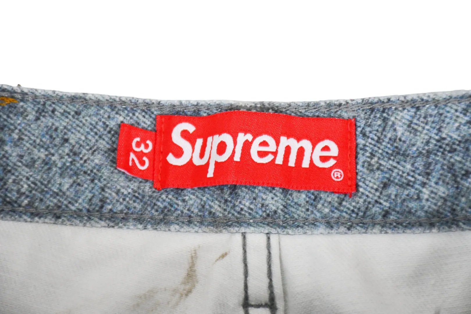 🅿️440 S282 top version Supreme HJR TROMPE L'OEIL LOOSE FIT JEAN parallax printed jeans. High-density 12-ounce ring-spun cotton denim fabric. Made of imported pure cotton high-count and high-density fabric. The fabric feels soft and silky, with drapey lines. It feels light and delicate, and has excellent skin-friendly feel and breathability. The unique design style incorporates ink gradient elements. Digital direct inkjet technology After the pattern design is completed, foreign advanced penetration technology is combined with digital direct inkjet printing without destroying the style of the cloth surface. Digital direct-injection printing sprays color directly on the fabric. When the color is sprayed on the fabric and develops color, the pigment is a process of penetrating and sinking, so the color floating on the cloth must be darker than the color that penetrates. #Flower position cutting and sewing restores the pattern effect. The whole piece is aligned with the original version, and then cut using laser alignment to set the point, which greatly reduces the error. The left and right sides of the placket are symmetrical and spliced ​​into a complete pattern. All zippers are molded and customized, and the sewing process is also carried out in strict accordance with the corresponding requirements to ensure consistent restoration.  Size:30/32/34/36/38