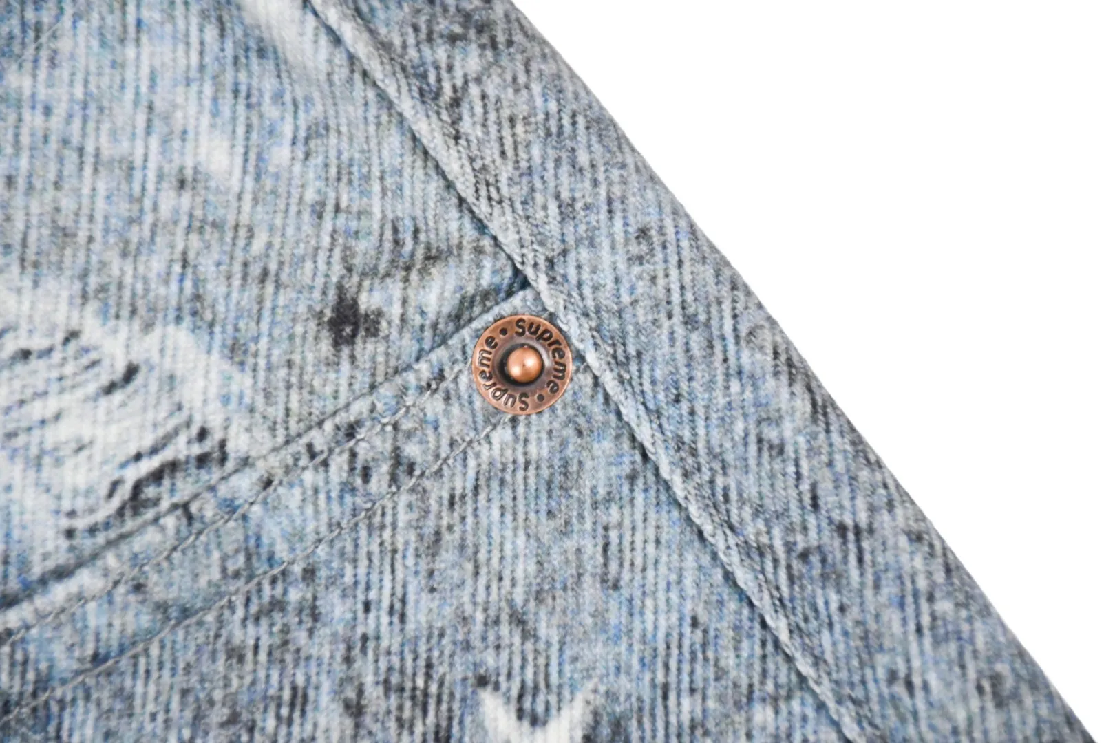 🅿️440 S282 top version Supreme HJR TROMPE L'OEIL LOOSE FIT JEAN parallax printed jeans. High-density 12-ounce ring-spun cotton denim fabric. Made of imported pure cotton high-count and high-density fabric. The fabric feels soft and silky, with drapey lines. It feels light and delicate, and has excellent skin-friendly feel and breathability. The unique design style incorporates ink gradient elements. Digital direct inkjet technology After the pattern design is completed, foreign advanced penetration technology is combined with digital direct inkjet printing without destroying the style of the cloth surface. Digital direct-injection printing sprays color directly on the fabric. When the color is sprayed on the fabric and develops color, the pigment is a process of penetrating and sinking, so the color floating on the cloth must be darker than the color that penetrates. #Flower position cutting and sewing restores the pattern effect. The whole piece is aligned with the original version, and then cut using laser alignment to set the point, which greatly reduces the error. The left and right sides of the placket are symmetrical and spliced ​​into a complete pattern. All zippers are molded and customized, and the sewing process is also carried out in strict accordance with the corresponding requirements to ensure consistent restoration.  Size:30/32/34/36/38