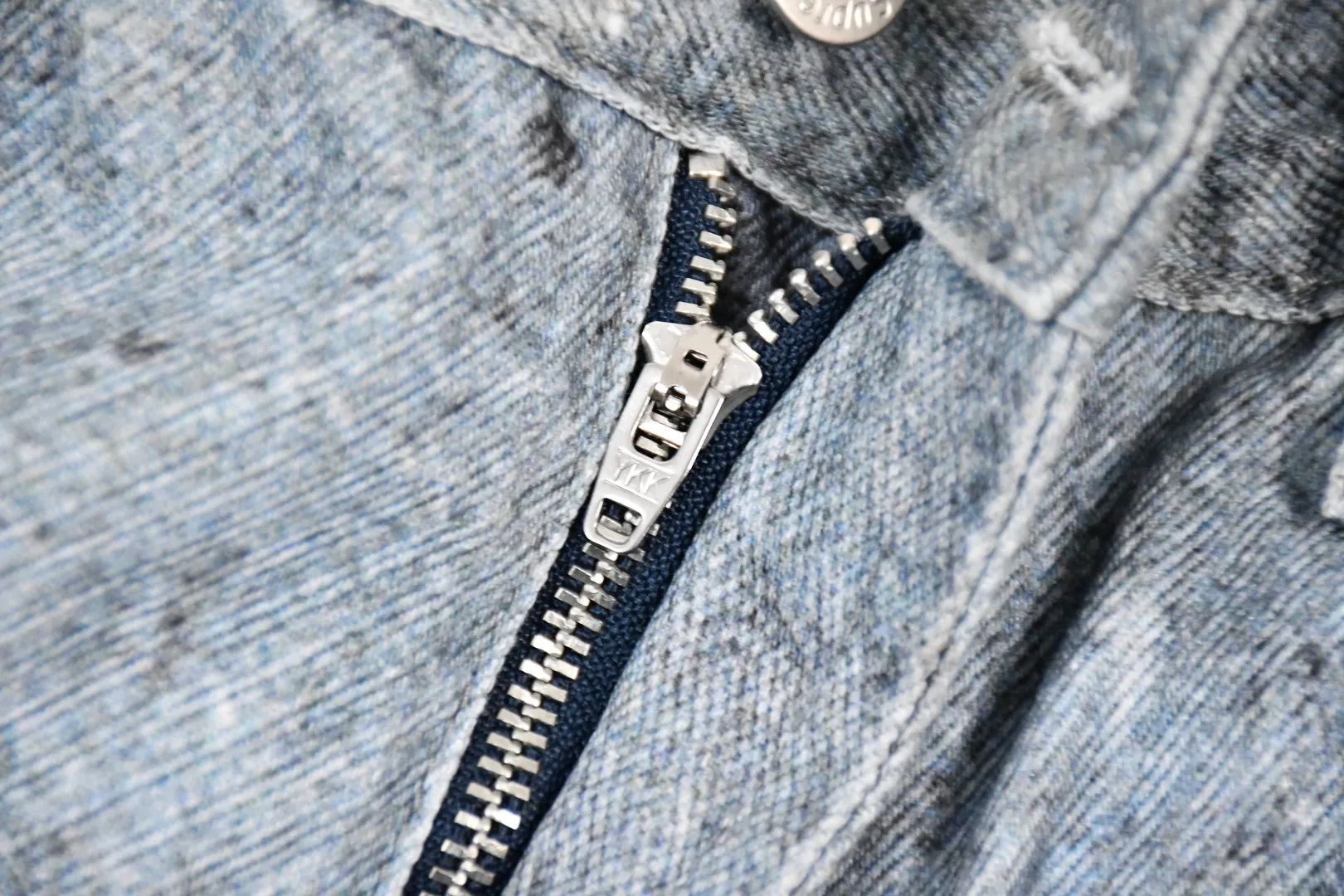 🅿️440 S282 top version Supreme HJR TROMPE L'OEIL LOOSE FIT JEAN parallax printed jeans. High-density 12-ounce ring-spun cotton denim fabric. Made of imported pure cotton high-count and high-density fabric. The fabric feels soft and silky, with drapey lines. It feels light and delicate, and has excellent skin-friendly feel and breathability. The unique design style incorporates ink gradient elements. Digital direct inkjet technology After the pattern design is completed, foreign advanced penetration technology is combined with digital direct inkjet printing without destroying the style of the cloth surface. Digital direct-injection printing sprays color directly on the fabric. When the color is sprayed on the fabric and develops color, the pigment is a process of penetrating and sinking, so the color floating on the cloth must be darker than the color that penetrates. #Flower position cutting and sewing restores the pattern effect. The whole piece is aligned with the original version, and then cut using laser alignment to set the point, which greatly reduces the error. The left and right sides of the placket are symmetrical and spliced ​​into a complete pattern. All zippers are molded and customized, and the sewing process is also carried out in strict accordance with the corresponding requirements to ensure consistent restoration.  Size:30/32/34/36/38