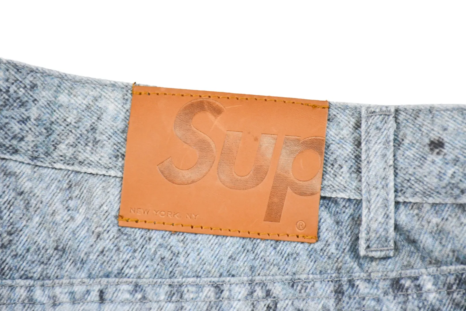 🅿️440 S282 top version Supreme HJR TROMPE L'OEIL LOOSE FIT JEAN parallax printed jeans. High-density 12-ounce ring-spun cotton denim fabric. Made of imported pure cotton high-count and high-density fabric. The fabric feels soft and silky, with drapey lines. It feels light and delicate, and has excellent skin-friendly feel and breathability. The unique design style incorporates ink gradient elements. Digital direct inkjet technology After the pattern design is completed, foreign advanced penetration technology is combined with digital direct inkjet printing without destroying the style of the cloth surface. Digital direct-injection printing sprays color directly on the fabric. When the color is sprayed on the fabric and develops color, the pigment is a process of penetrating and sinking, so the color floating on the cloth must be darker than the color that penetrates. #Flower position cutting and sewing restores the pattern effect. The whole piece is aligned with the original version, and then cut using laser alignment to set the point, which greatly reduces the error. The left and right sides of the placket are symmetrical and spliced ​​into a complete pattern. All zippers are molded and customized, and the sewing process is also carried out in strict accordance with the corresponding requirements to ensure consistent restoration.  Size:30/32/34/36/38