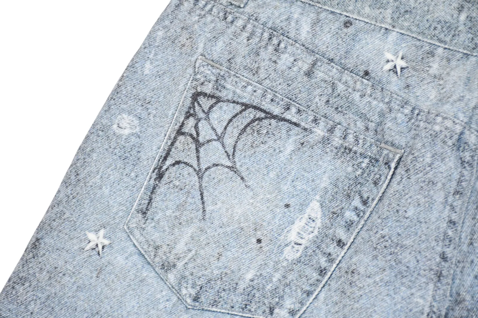 🅿️440 S282 top version Supreme HJR TROMPE L'OEIL LOOSE FIT JEAN parallax printed jeans. High-density 12-ounce ring-spun cotton denim fabric. Made of imported pure cotton high-count and high-density fabric. The fabric feels soft and silky, with drapey lines. It feels light and delicate, and has excellent skin-friendly feel and breathability. The unique design style incorporates ink gradient elements. Digital direct inkjet technology After the pattern design is completed, foreign advanced penetration technology is combined with digital direct inkjet printing without destroying the style of the cloth surface. Digital direct-injection printing sprays color directly on the fabric. When the color is sprayed on the fabric and develops color, the pigment is a process of penetrating and sinking, so the color floating on the cloth must be darker than the color that penetrates. #Flower position cutting and sewing restores the pattern effect. The whole piece is aligned with the original version, and then cut using laser alignment to set the point, which greatly reduces the error. The left and right sides of the placket are symmetrical and spliced ​​into a complete pattern. All zippers are molded and customized, and the sewing process is also carried out in strict accordance with the corresponding requirements to ensure consistent restoration.  Size:30/32/34/36/38