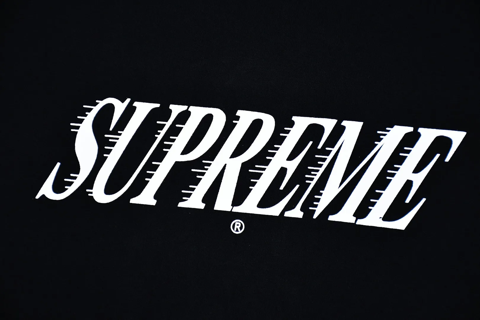 S254💰p130 Supreme 22FW Slap Shot Tee capital letters logo short-sleeved T-shirt. Refuse to look at pictures to make products. Refuse to compare wrong versions. Use cylinder seamless technology (original technology, there are no stitched bones on the side of the clothes, key points of identification) The fabrics are all custom-woven and dyed, 280g weight, 100% cotton, cylindrical fabric. Cylindrical fabric is a knitted fabric woven with a cylinder loom. The needles are distributed in a cylindrical shape on the fuselage. The gray fabric is a large cylinder, which needs to be opened and shaped before it can be used further. There are no slits on the side of the clothes, so there is no washing label on the side of ordinary short-sleeves. There is only one collar label behind the neck. The printing uses thermosetting ink printing imported from Belgium, also known as plastic ink, or self-adhesive ink. Its ingredients are: mainly composed of polyvinyl chloride (PVC) and phthalates, including PVC and phthalates, fixing agents, stabilizers The thermosetting ink is composed of a mixture of agents and thickeners, which is not the digital direct printing marketed on the market. The printing texture of thermosetting ink is unachievable by digital direct printing. The collar label has a watermark anti-counterfeiting effect, a real anti-counterfeiting layer, a version with a high probability of passing the inspection, and a high probability of passing the original packaging picture. Size：S-XL