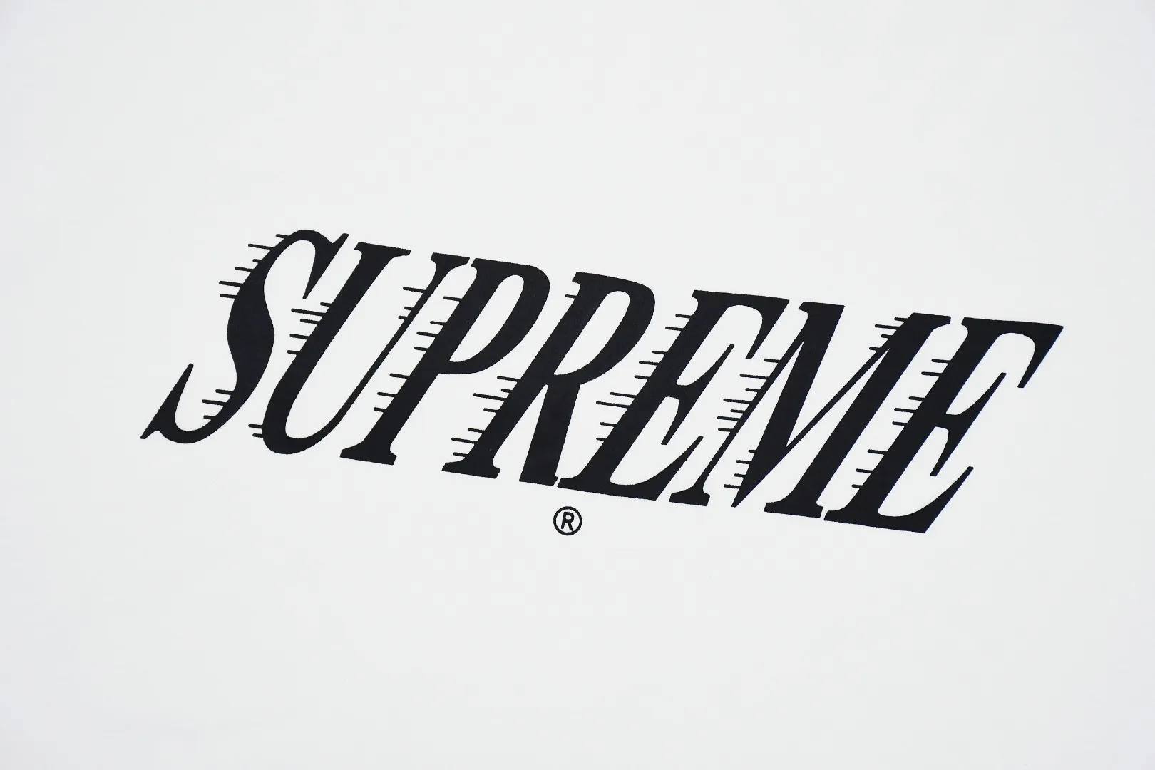 S254💰p130 Supreme 22FW Slap Shot Tee capital letters logo short-sleeved T-shirt. Refuse to look at pictures to make products. Refuse to compare wrong versions. Use cylinder seamless technology (original technology, there are no stitched bones on the side of the clothes, key points of identification) The fabrics are all custom-woven and dyed, 280g weight, 100% cotton, cylindrical fabric. Cylindrical fabric is a knitted fabric woven with a cylinder loom. The needles are distributed in a cylindrical shape on the fuselage. The gray fabric is a large cylinder, which needs to be opened and shaped before it can be used further. There are no slits on the side of the clothes, so there is no washing label on the side of ordinary short-sleeves. There is only one collar label behind the neck. The printing uses thermosetting ink printing imported from Belgium, also known as plastic ink, or self-adhesive ink. Its ingredients are: mainly composed of polyvinyl chloride (PVC) and phthalates, including PVC and phthalates, fixing agents, stabilizers The thermosetting ink is composed of a mixture of agents and thickeners, which is not the digital direct printing marketed on the market. The printing texture of thermosetting ink is unachievable by digital direct printing. The collar label has a watermark anti-counterfeiting effect, a real anti-counterfeiting layer, a version with a high probability of passing the inspection, and a high probability of passing the original packaging picture. Size：S-XL