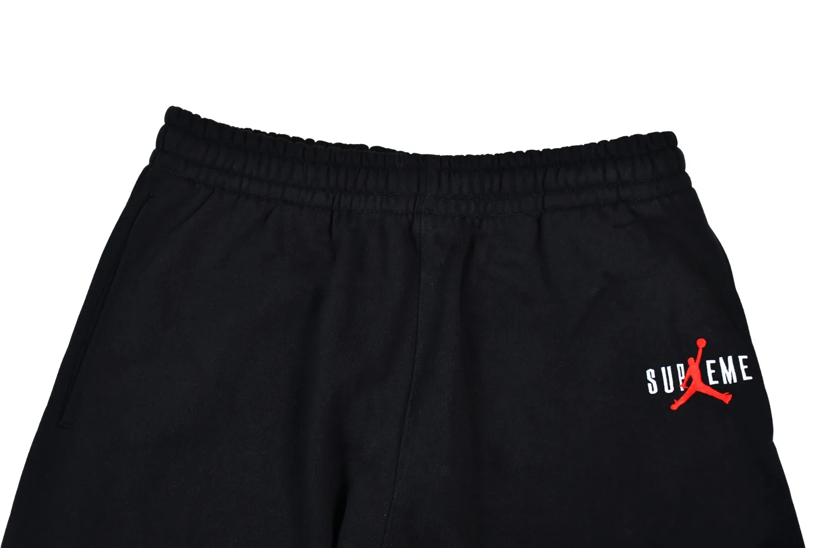 🅿️300 S286 top version Supreme x Jordan 24fw AJ co-branded embroidered LOGO plus velvet sweatpants 1. Fabric: ZP test, custom woven and dyed, pure cotton 430G plus velvet main fabric, horizontal cutting 2. Embroidery: Embroidery equipment, using Behringer BEKS-Y924 machine (one level higher than Tajima embroidery machine) Embroidery thickness, saturation and size are consistent with ZP 3. Sewing process: The whole garment is made of four-needle and six-thread boneless splicing technology in 12 places. Processed by a senior foreign trade factory (ordinary factories cannot do it) 4. Customized ZP main label/wash water label/tag/packaging bag (equipped with an extra-large thickened handbag) Color: Black/ Size: S/M/L/XL