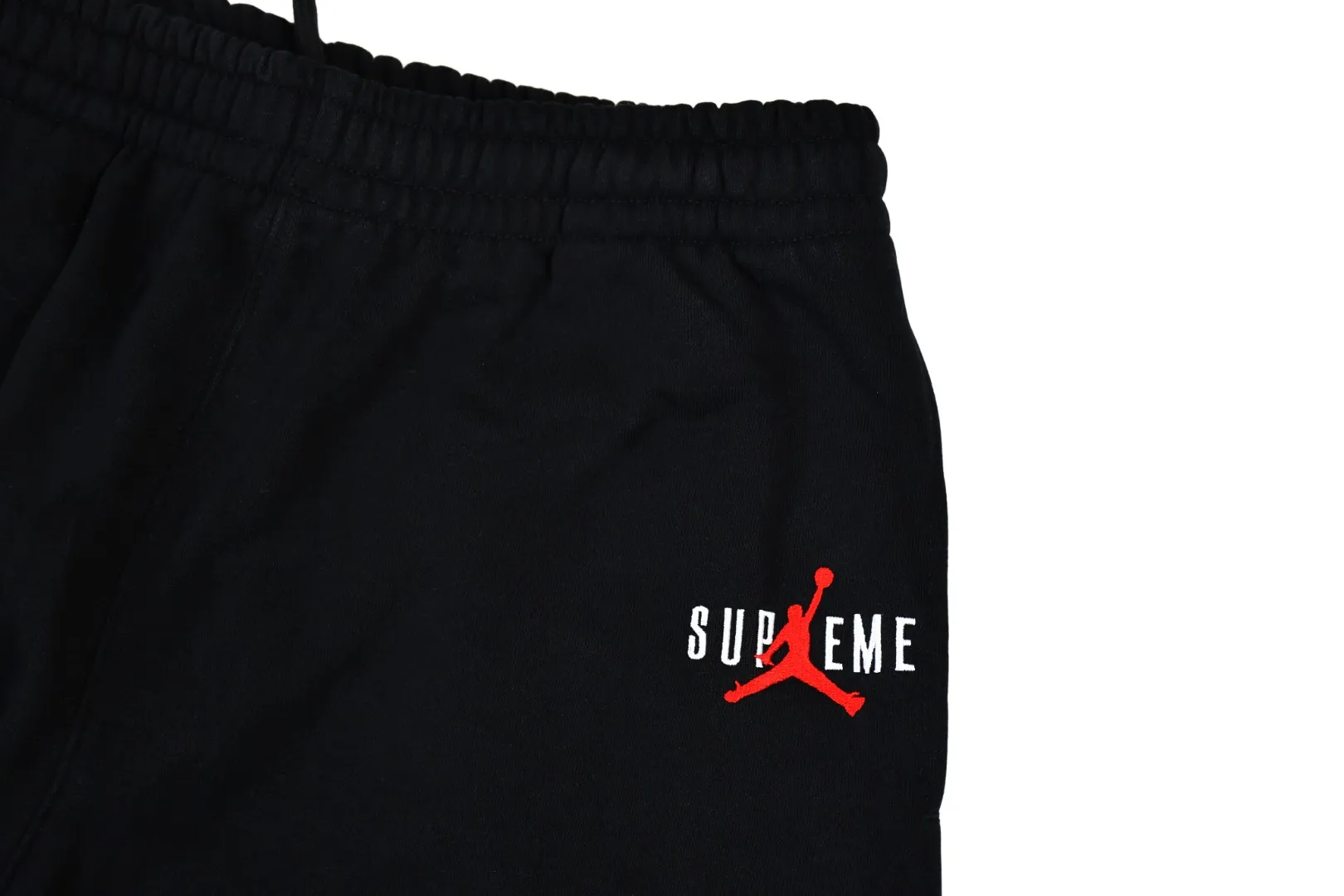 🅿️300 S286 top version Supreme x Jordan 24fw AJ co-branded embroidered LOGO plus velvet sweatpants 1. Fabric: ZP test, custom woven and dyed, pure cotton 430G plus velvet main fabric, horizontal cutting 2. Embroidery: Embroidery equipment, using Behringer BEKS-Y924 machine (one level higher than Tajima embroidery machine) Embroidery thickness, saturation and size are consistent with ZP 3. Sewing process: The whole garment is made of four-needle and six-thread boneless splicing technology in 12 places. Processed by a senior foreign trade factory (ordinary factories cannot do it) 4. Customized ZP main label/wash water label/tag/packaging bag (equipped with an extra-large thickened handbag) Color: Black/ Size: S/M/L/XL