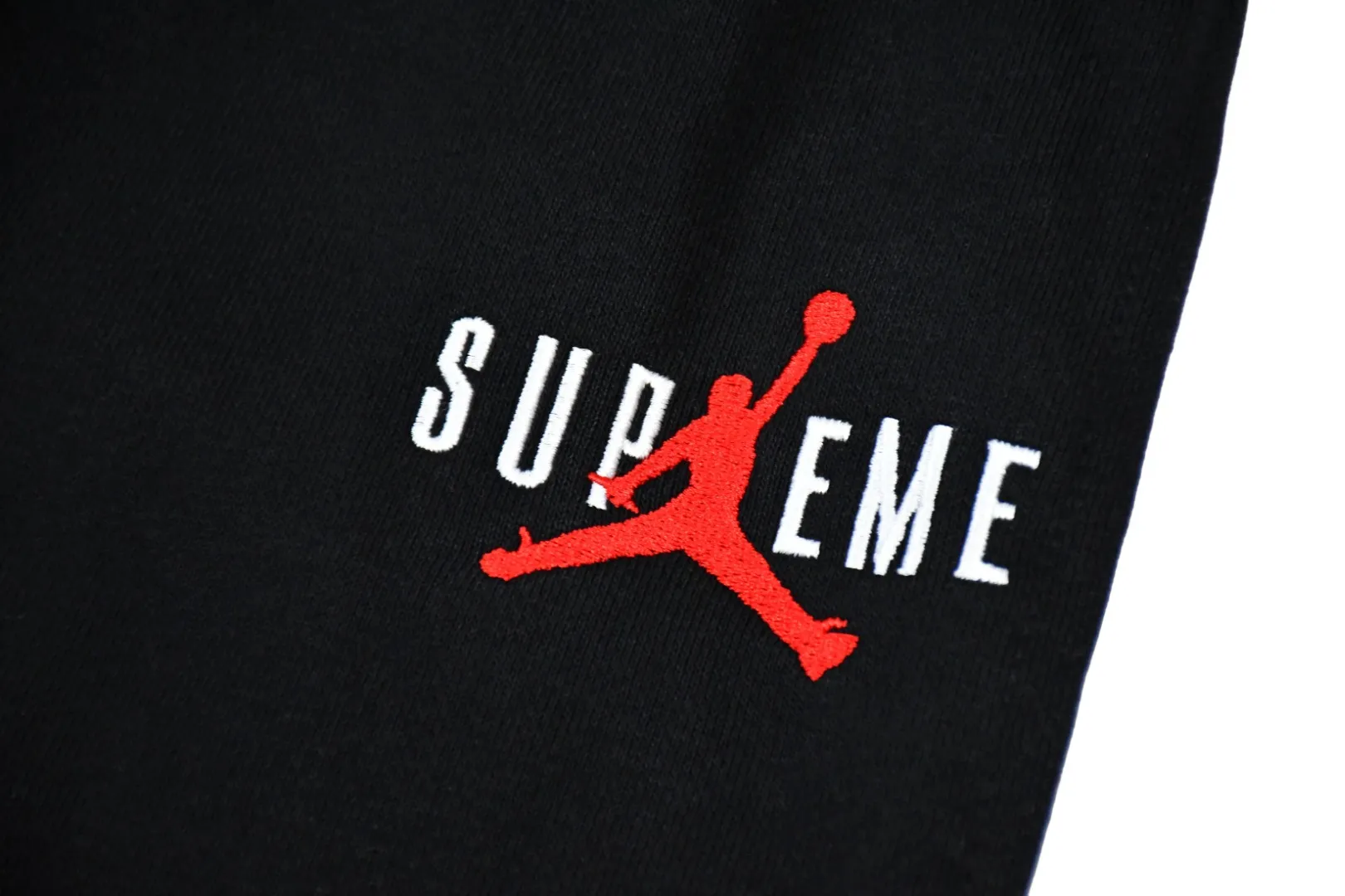 🅿️300 S286 top version Supreme x Jordan 24fw AJ co-branded embroidered LOGO plus velvet sweatpants 1. Fabric: ZP test, custom woven and dyed, pure cotton 430G plus velvet main fabric, horizontal cutting 2. Embroidery: Embroidery equipment, using Behringer BEKS-Y924 machine (one level higher than Tajima embroidery machine) Embroidery thickness, saturation and size are consistent with ZP 3. Sewing process: The whole garment is made of four-needle and six-thread boneless splicing technology in 12 places. Processed by a senior foreign trade factory (ordinary factories cannot do it) 4. Customized ZP main label/wash water label/tag/packaging bag (equipped with an extra-large thickened handbag) Color: Black/ Size: S/M/L/XL